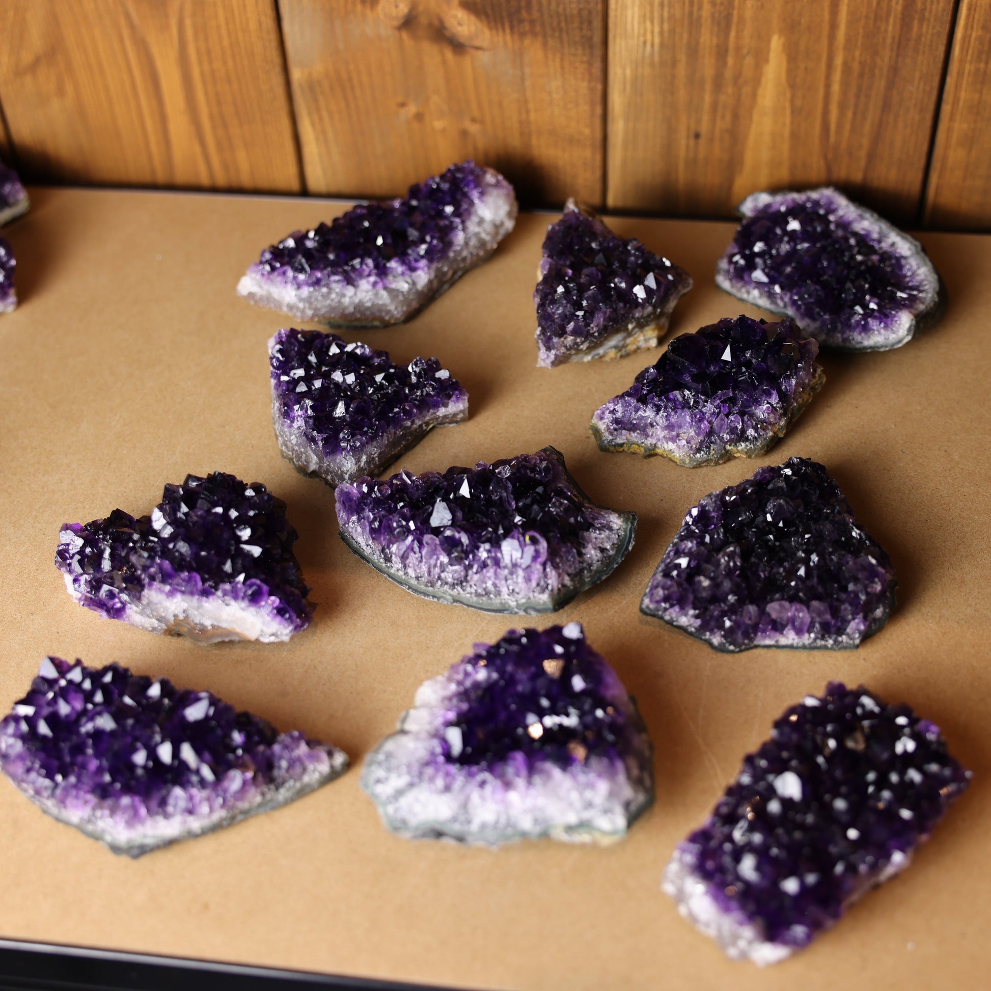 Amethyst Cluster naturbelassen in verschiedenen Größen zwischen 100 g und 500 g mit violetten Kristallspitzen als individuelles Überraschungs-Unikat aus Uruguay
