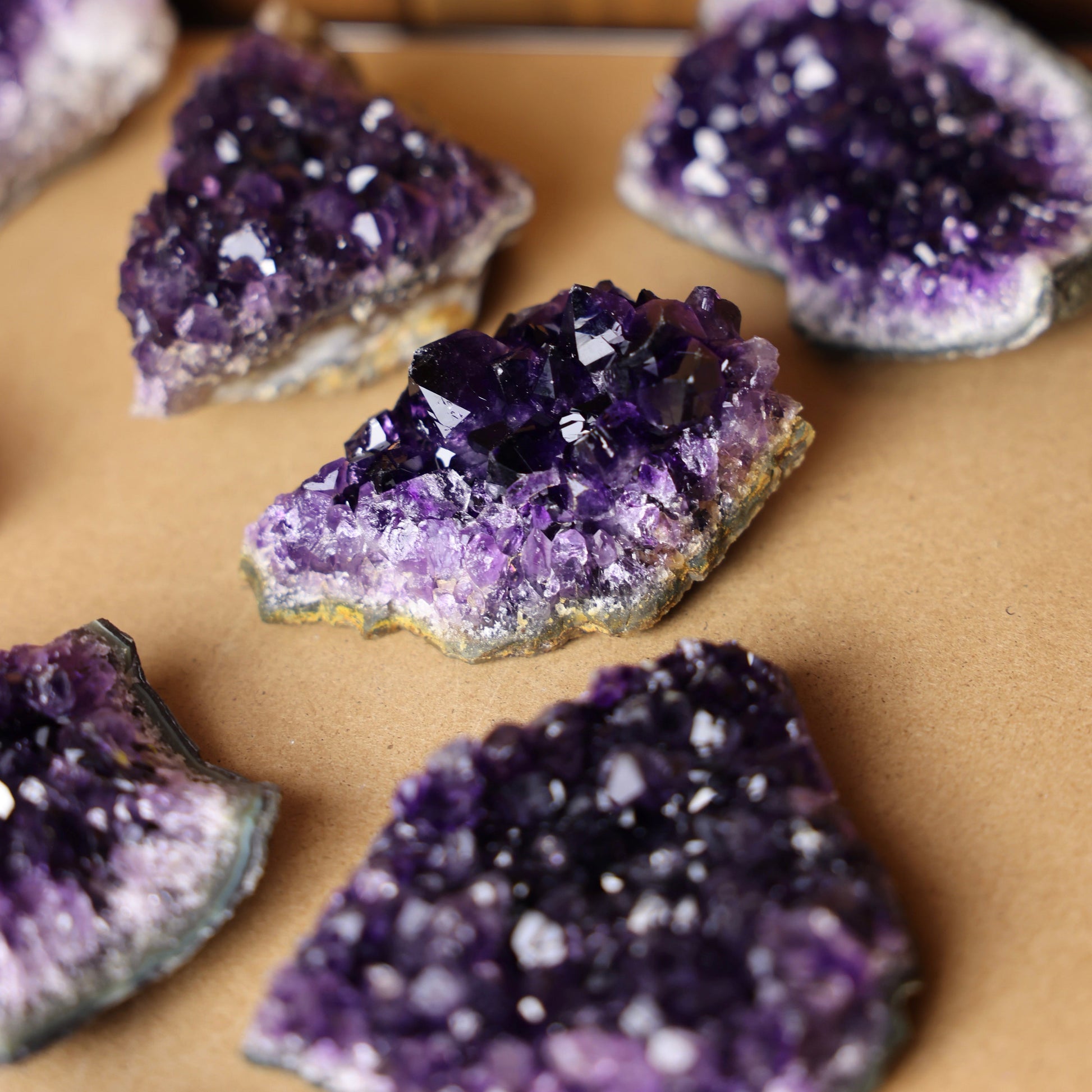Amethyst Cluster naturbelassen in verschiedenen Größen zwischen 100 g und 500 g mit violetten Kristallspitzen als individuelles Überraschungs-Unikat aus Uruguay