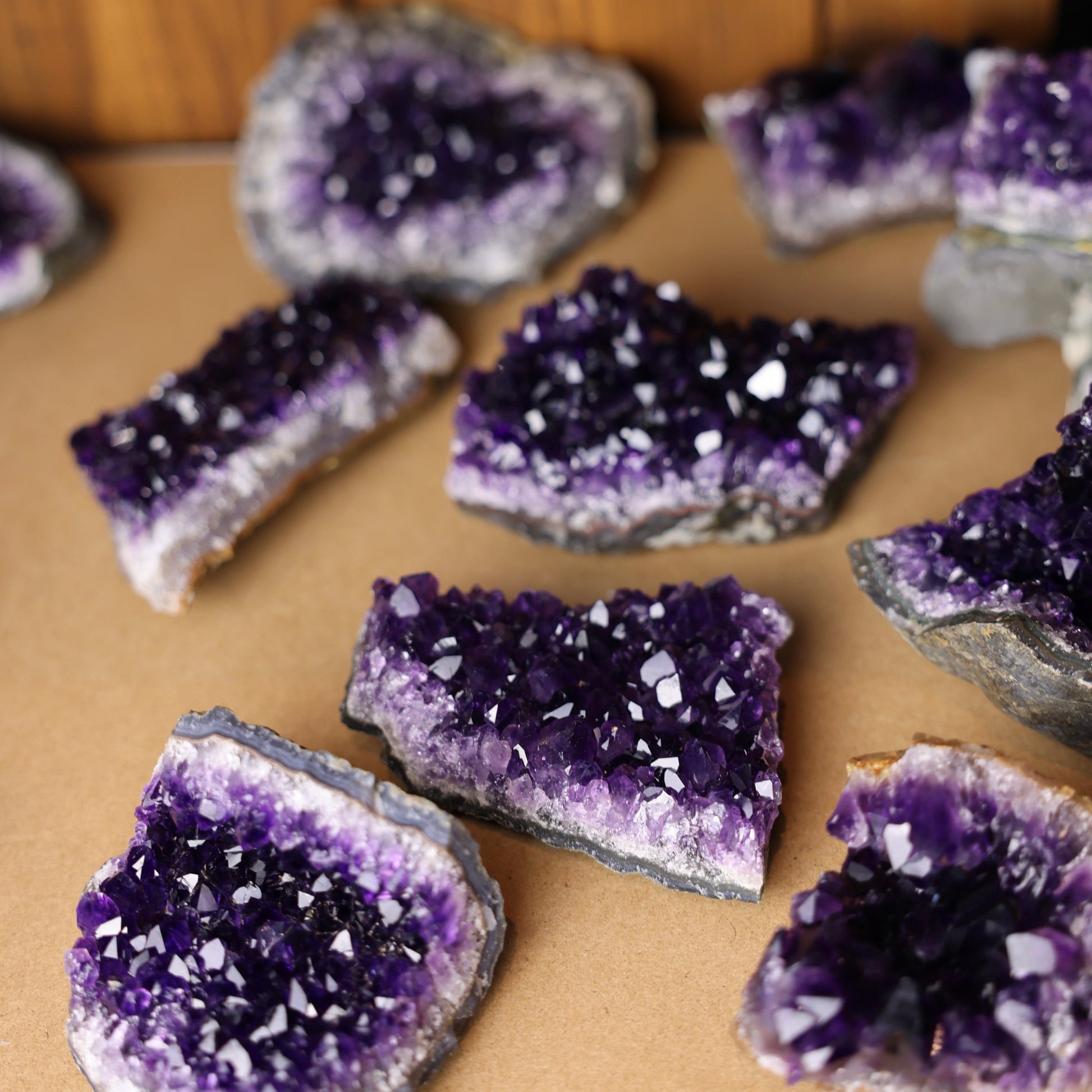 Amethyst Cluster naturbelassen in verschiedenen Größen zwischen 100 g und 500 g mit violetten Kristallspitzen als individuelles Überraschungs-Unikat aus Uruguay