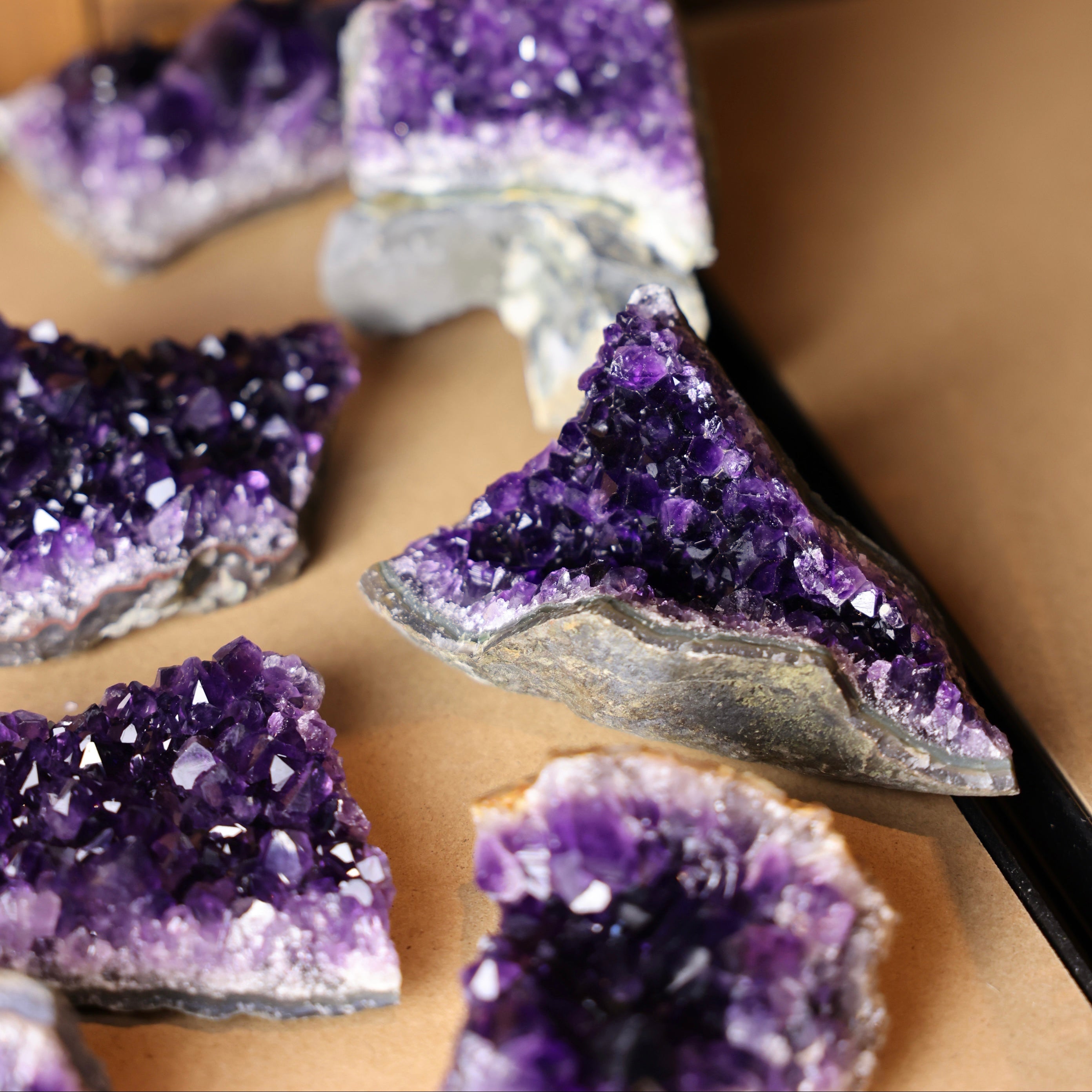 Amethyst Cluster naturbelassen in verschiedenen Größen zwischen 100 g und 500 g mit violetten Kristallspitzen als individuelles Überraschungs-Unikat aus Uruguay