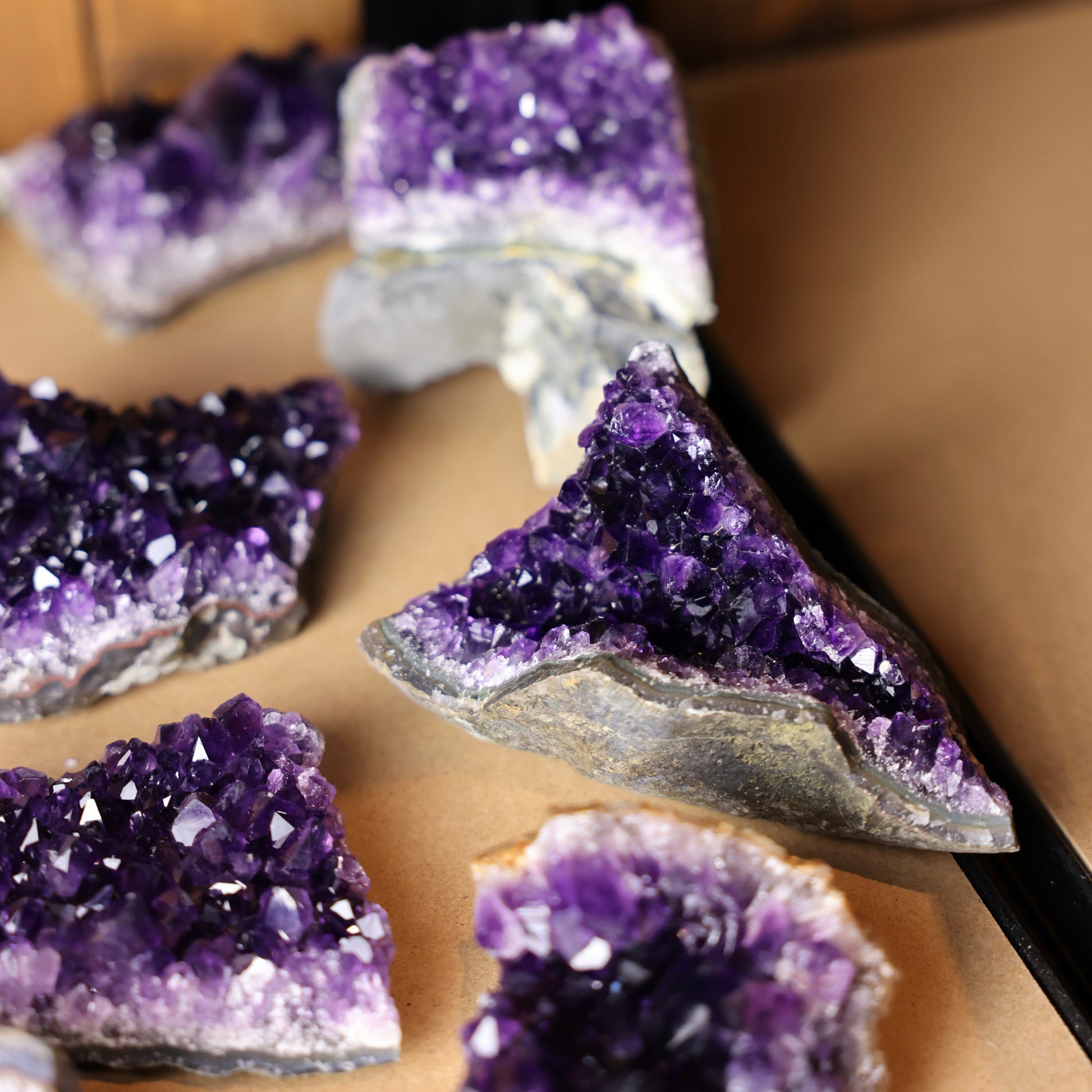 Amethyst Cluster naturbelassen in verschiedenen Größen zwischen 100 g und 500 g mit violetten Kristallspitzen als individuelles Überraschungs-Unikat aus Uruguay