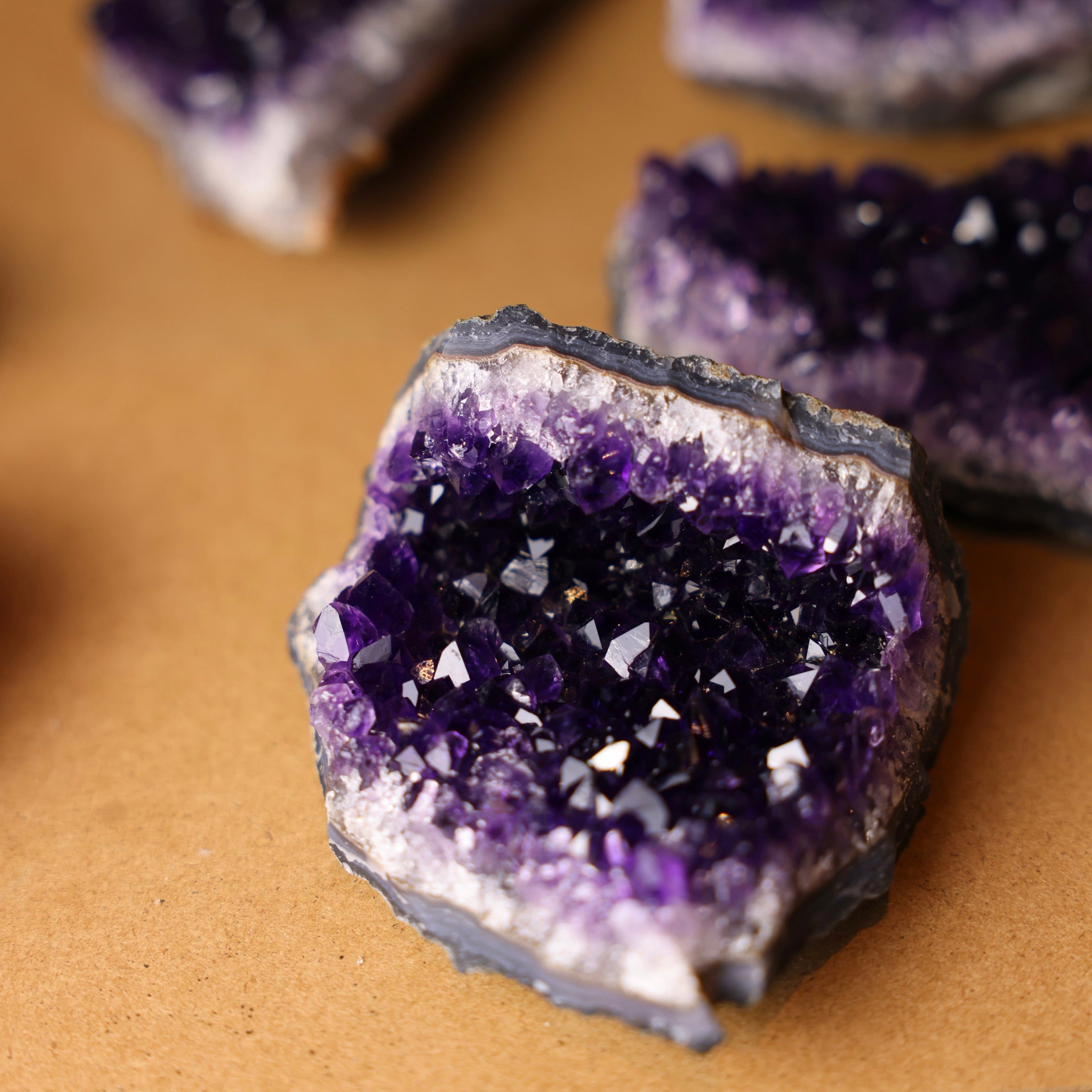 Amethyst Cluster naturbelassen in verschiedenen Größen zwischen 100 g und 500 g mit violetten Kristallspitzen als individuelles Überraschungs-Unikat aus Uruguay