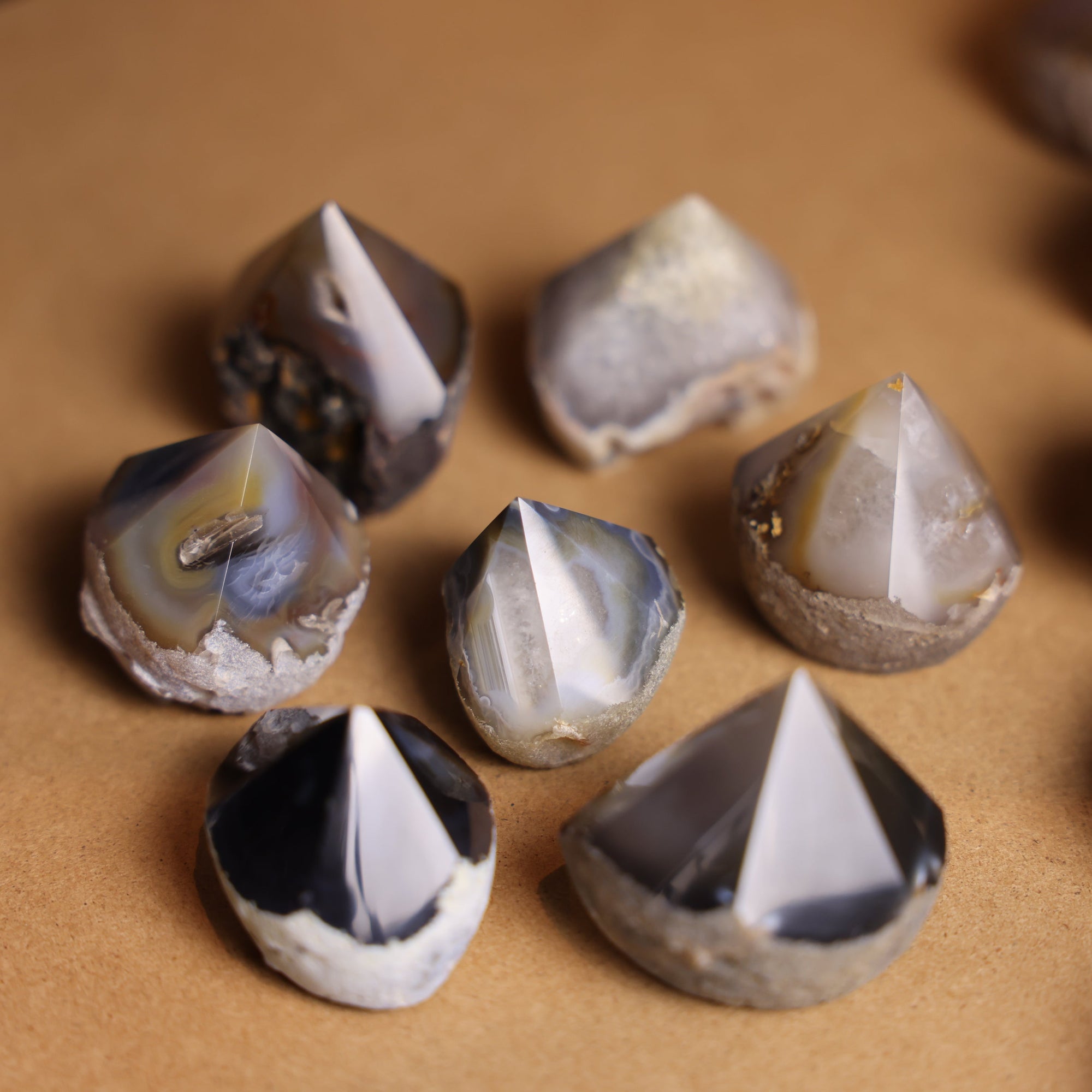 Geschliffene Achat Spitze aus Brasilien mit natürlicher Bänderstruktur in verschiedenen Größen als dekoratives Natursteinobjekt