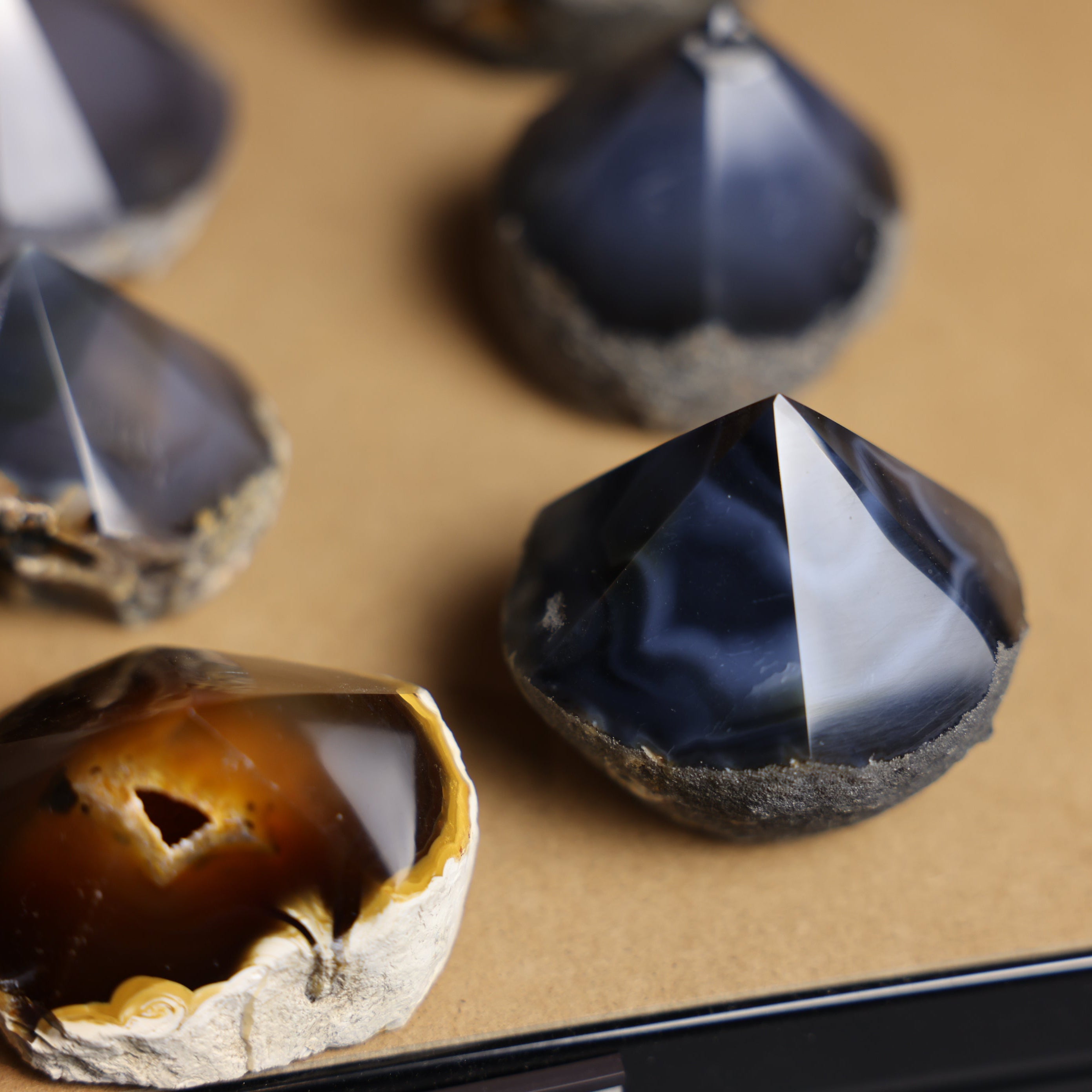 Geschliffene Achat Spitze aus Brasilien mit natürlicher Bänderstruktur in verschiedenen Größen als dekoratives Natursteinobjekt