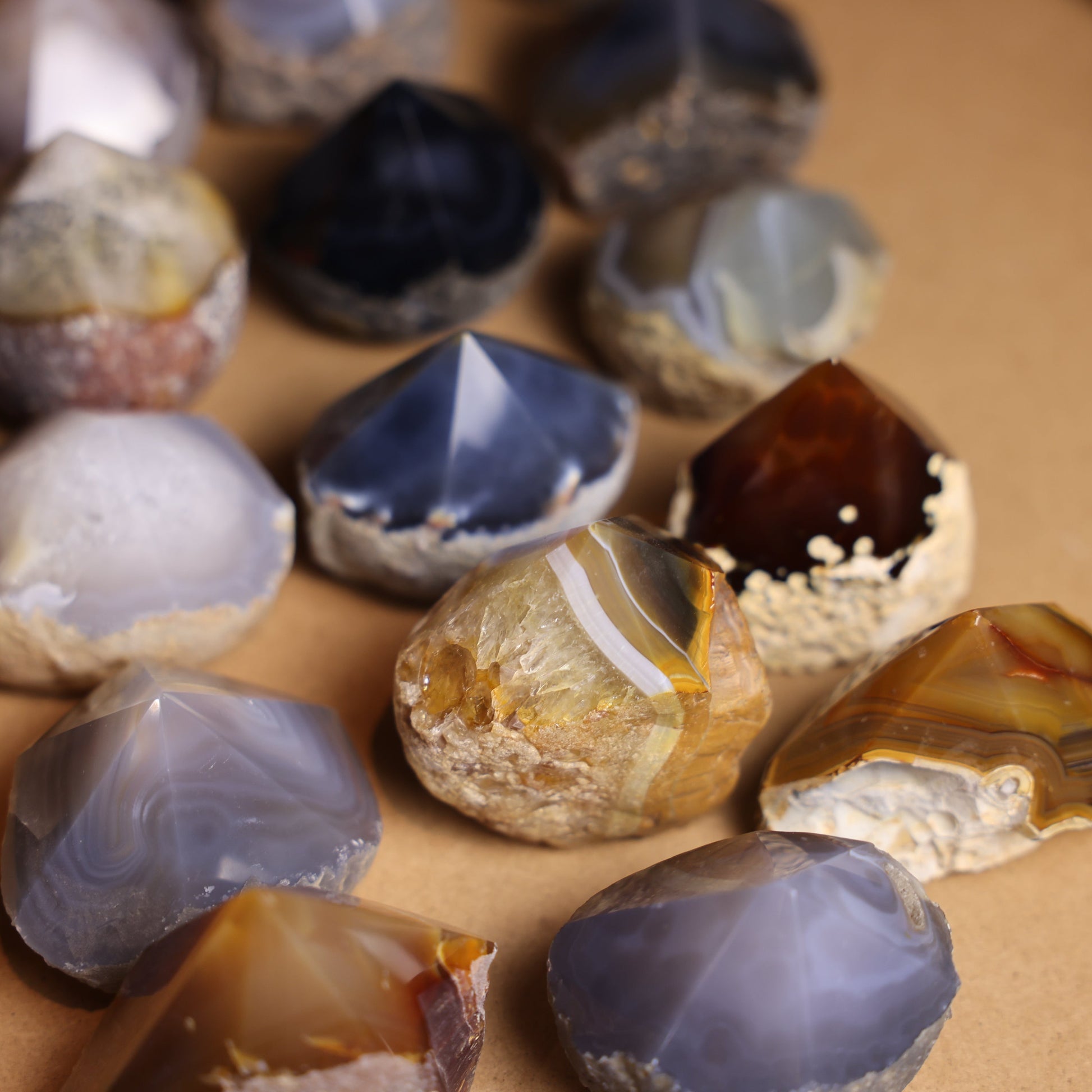 Geschliffene Achat Spitze aus Brasilien mit natürlicher Bänderstruktur in verschiedenen Größen als dekoratives Natursteinobjekt