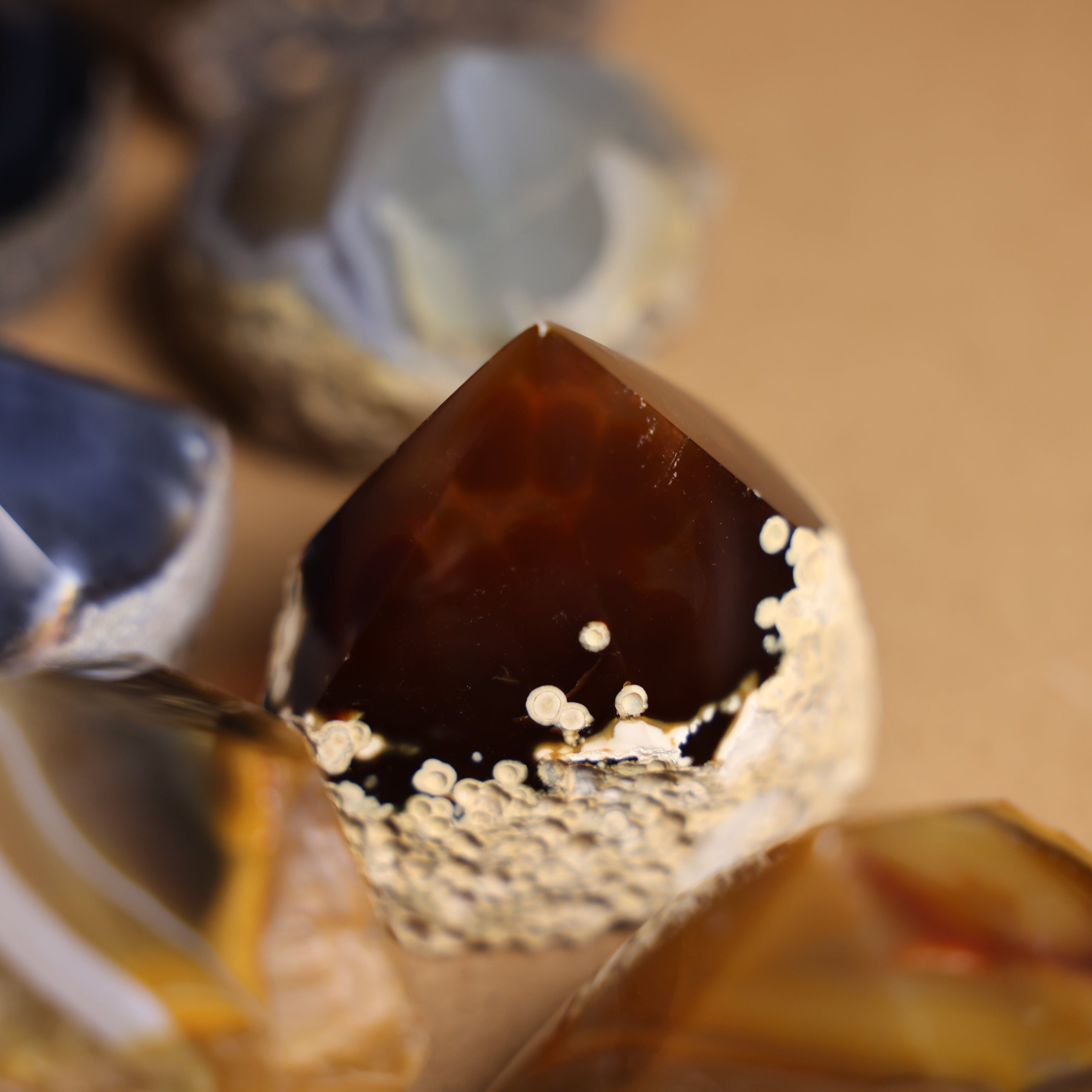 Geschliffene Achat Spitze aus Brasilien mit natürlicher Bänderstruktur in verschiedenen Größen als dekoratives Natursteinobjekt