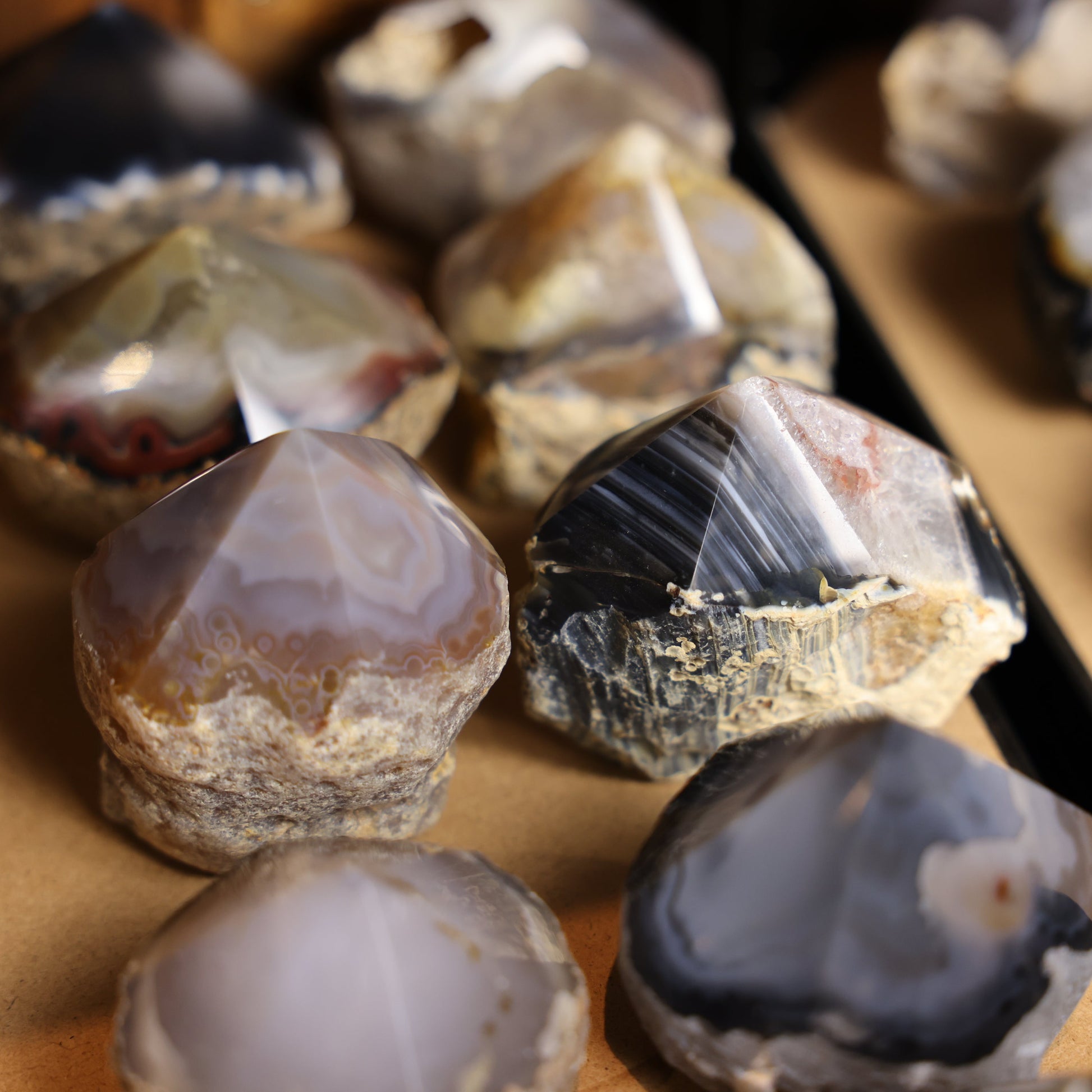 Geschliffene Achat Spitze aus Brasilien mit natürlicher Bänderstruktur in verschiedenen Größen als dekoratives Natursteinobjekt