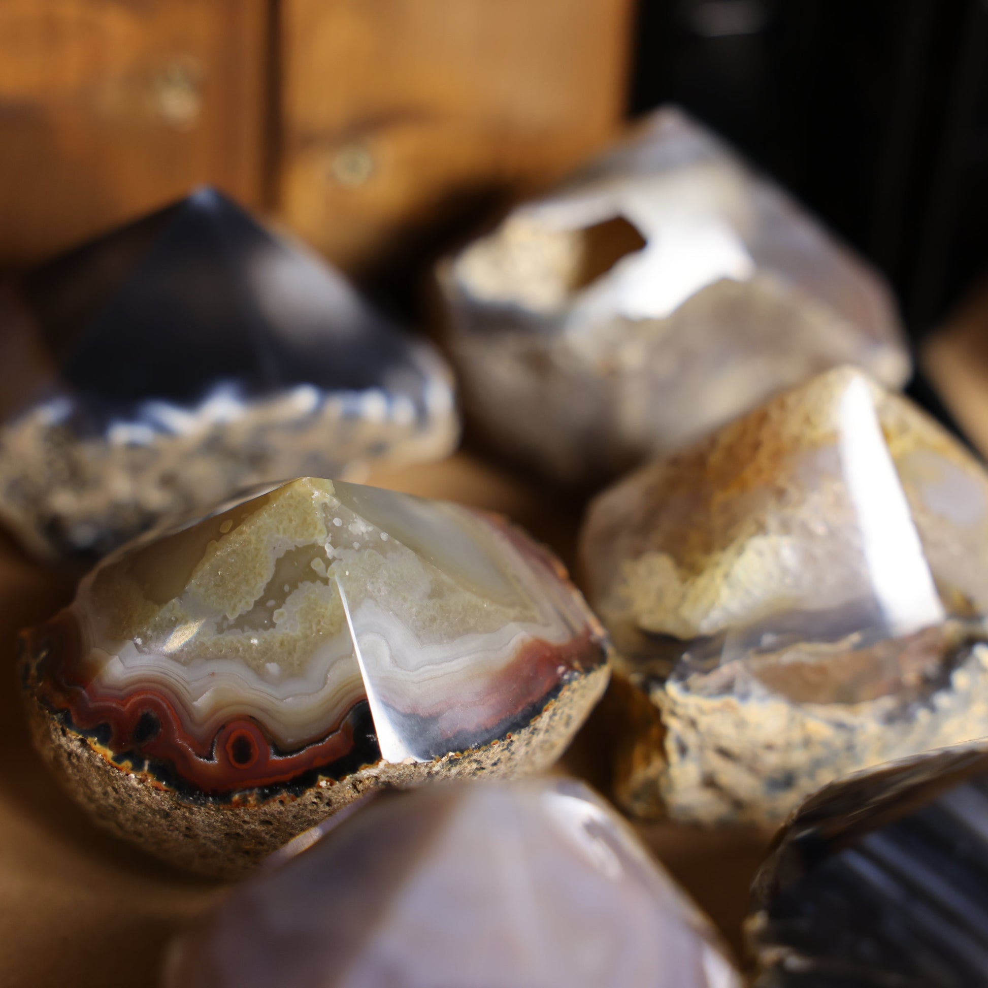 Geschliffene Achat Spitze aus Brasilien mit natürlicher Bänderstruktur in verschiedenen Größen als dekoratives Natursteinobjekt