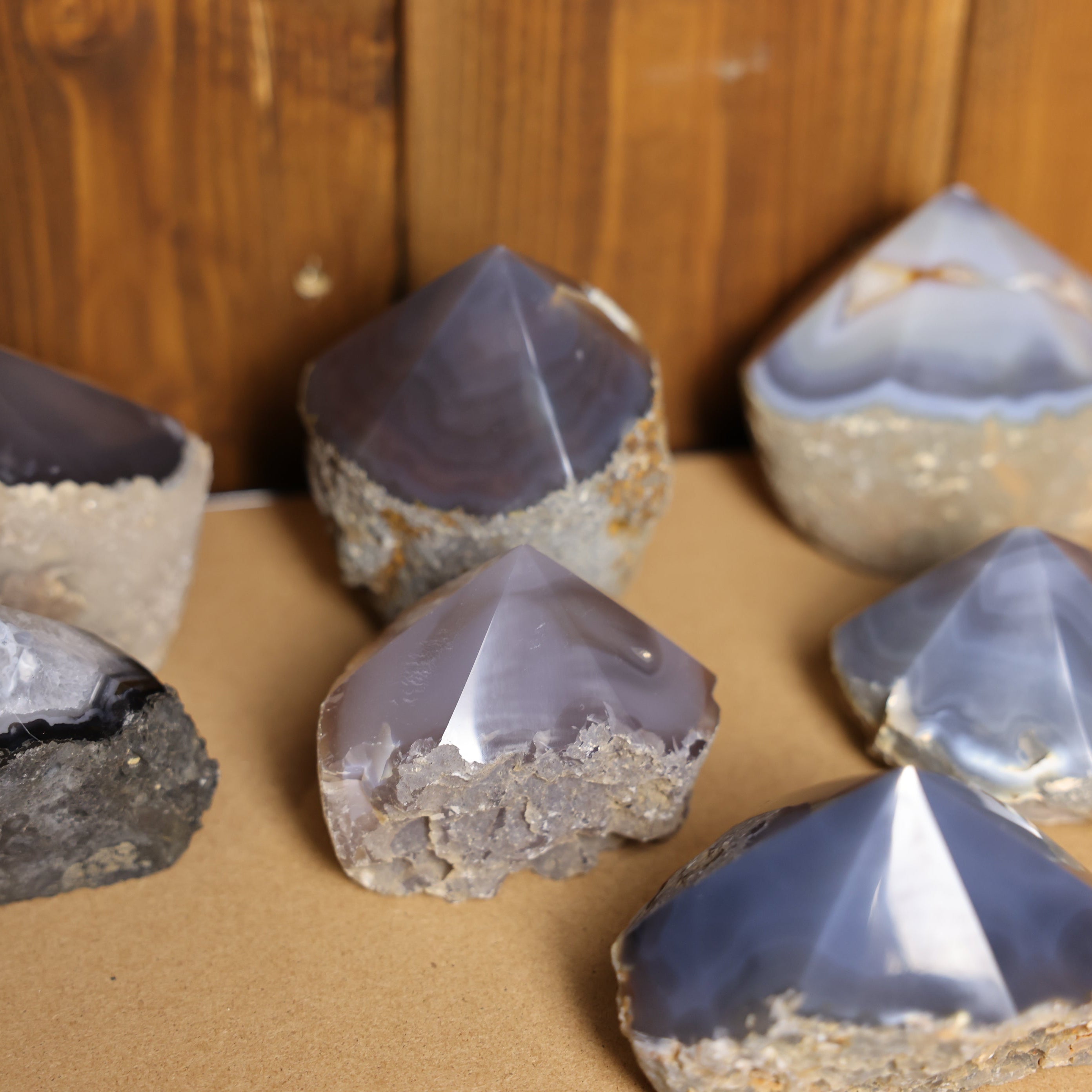 Geschliffene Achat Spitze aus Brasilien mit natürlicher Bänderstruktur in verschiedenen Größen als dekoratives Natursteinobjekt