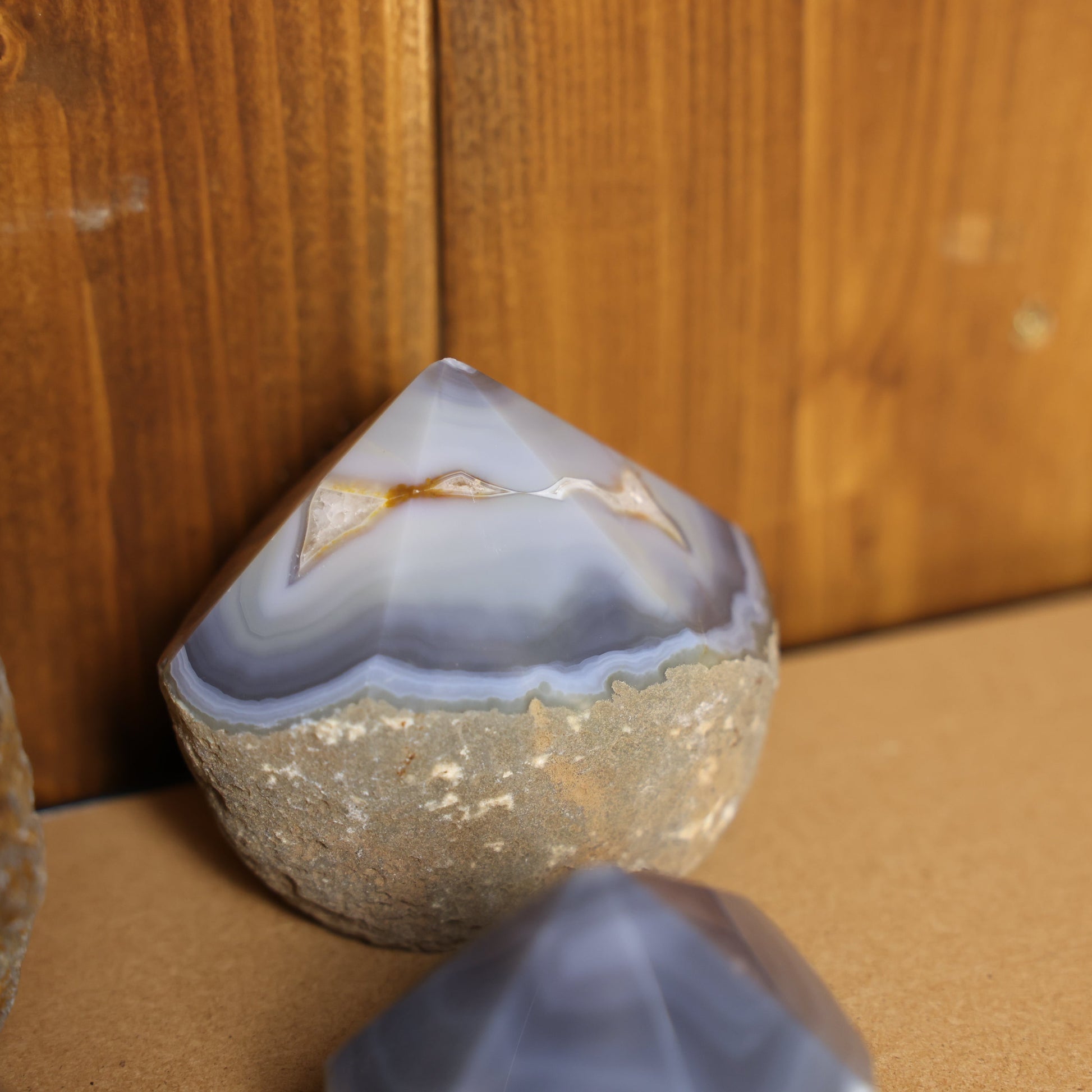 Geschliffene Achat Spitze aus Brasilien mit natürlicher Bänderstruktur in verschiedenen Größen als dekoratives Natursteinobjekt