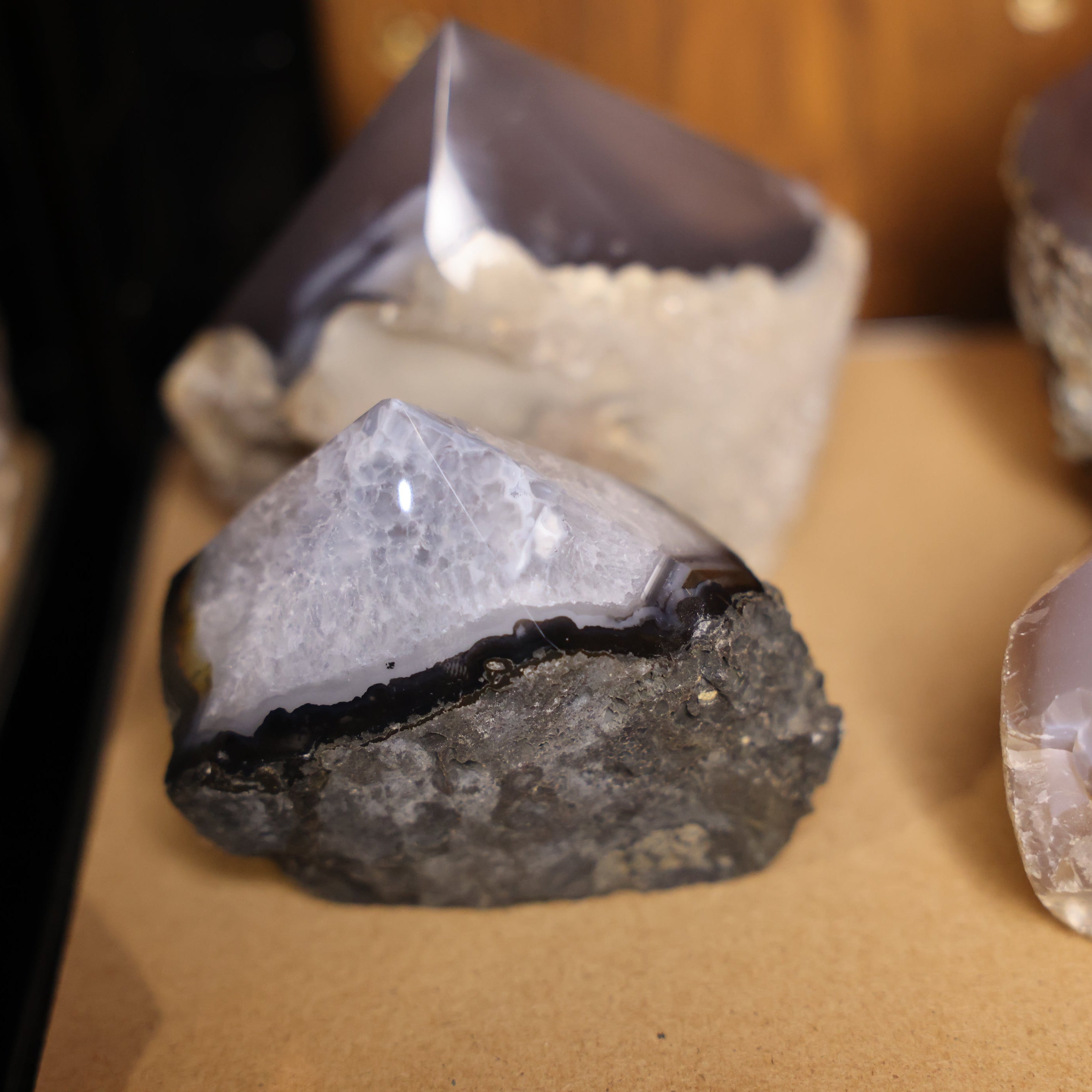 Geschliffene Achat Spitze aus Brasilien mit natürlicher Bänderstruktur in verschiedenen Größen als dekoratives Natursteinobjekt