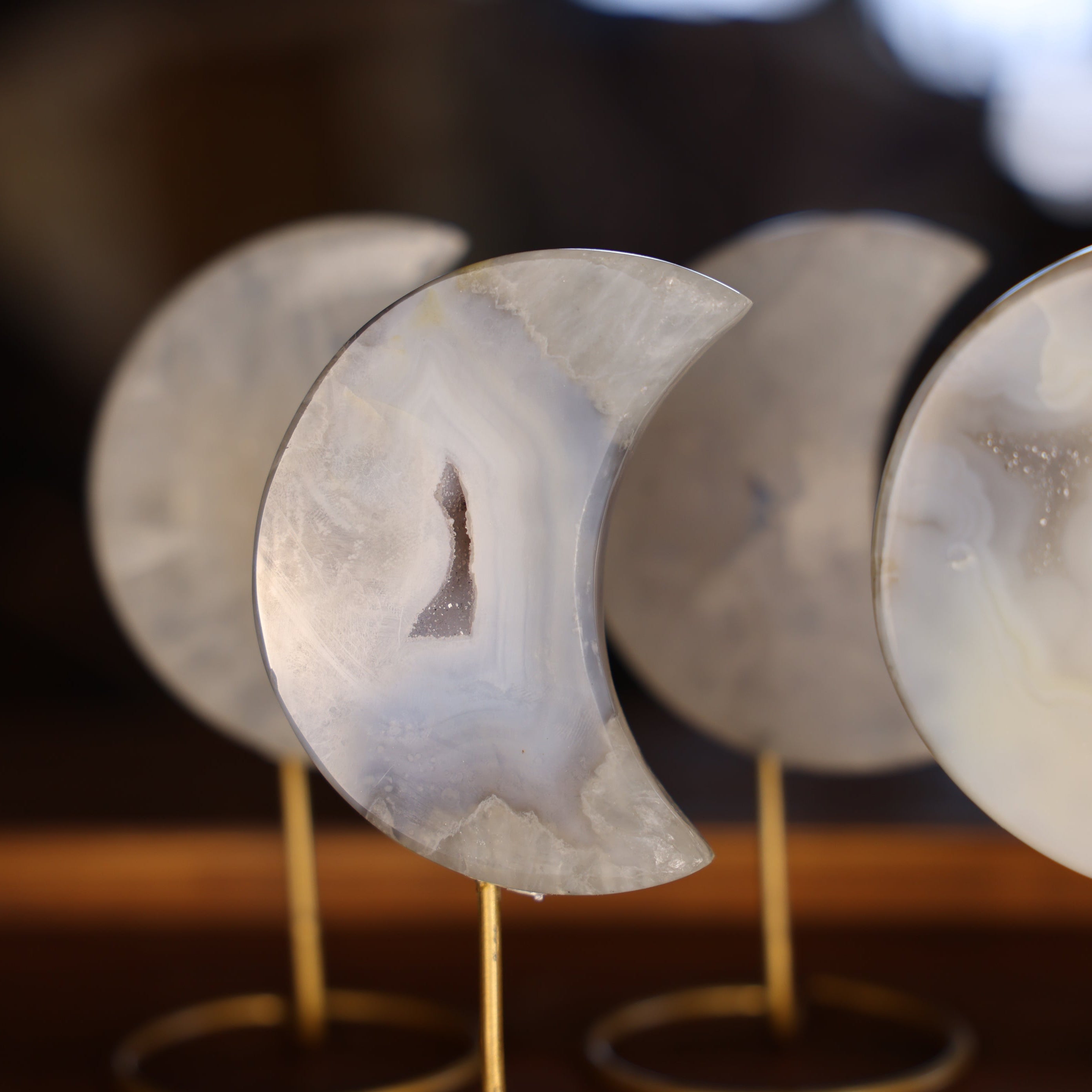 Achat Mond aus Brasilien auf Metallständer mit natürlicher Bänderung und inneren Kristallstrukturen Beispielstück aus einer Auswahl ähnlicher Unikate