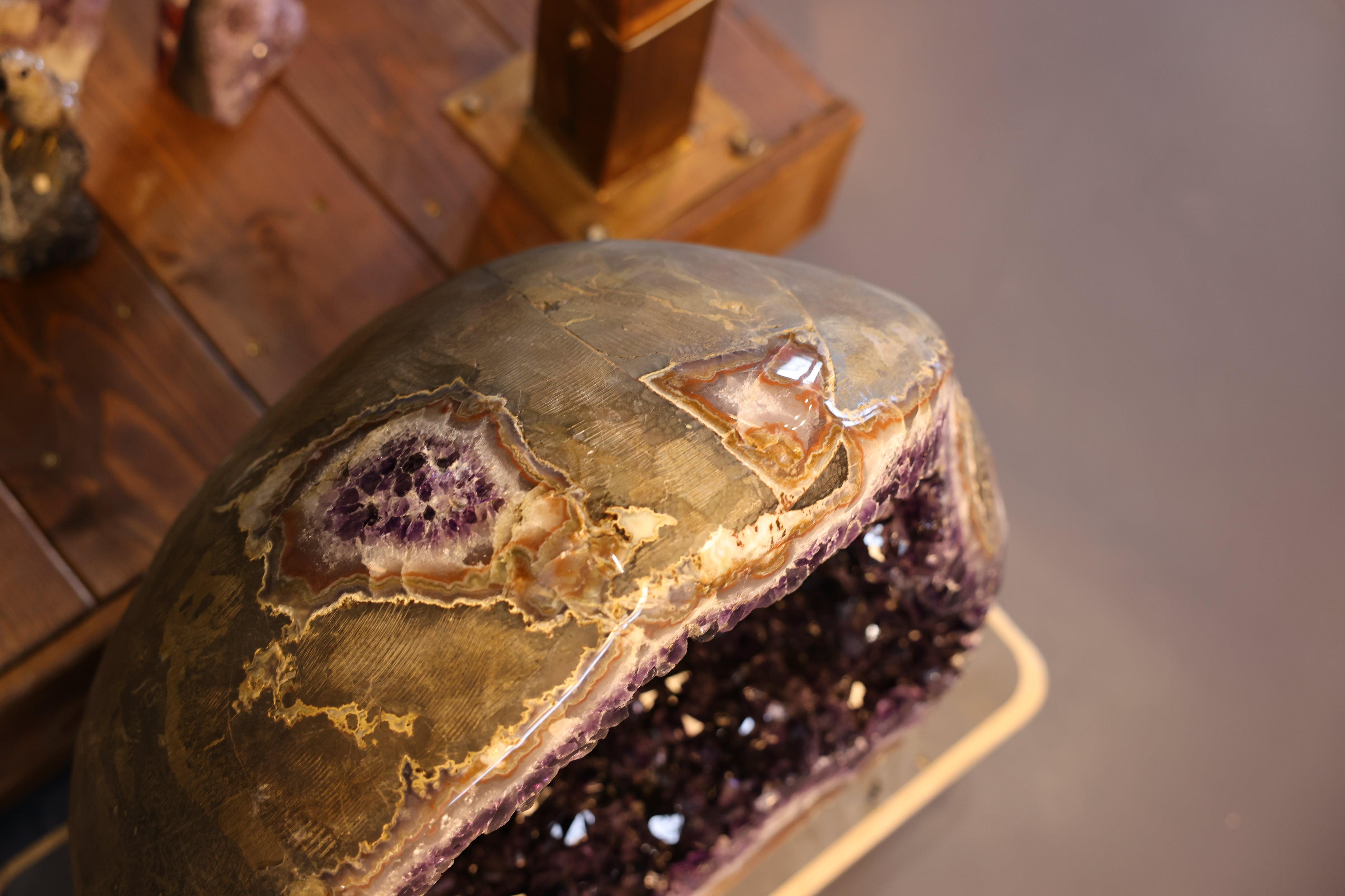 Große Uruguay Amethyst-Druse mit sehr dunkler violetter Kristallstruktur und natürlichem Achatrand
