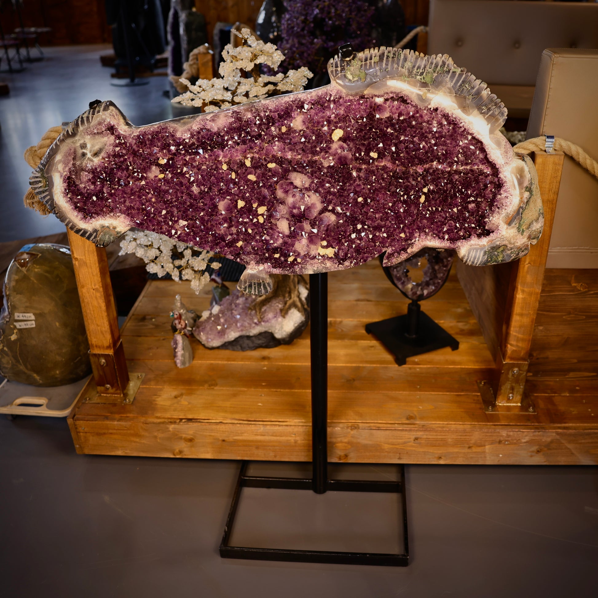 Amethyst-Druse in Fischform mit intensiver violetter Kristallstruktur auf Metallständer