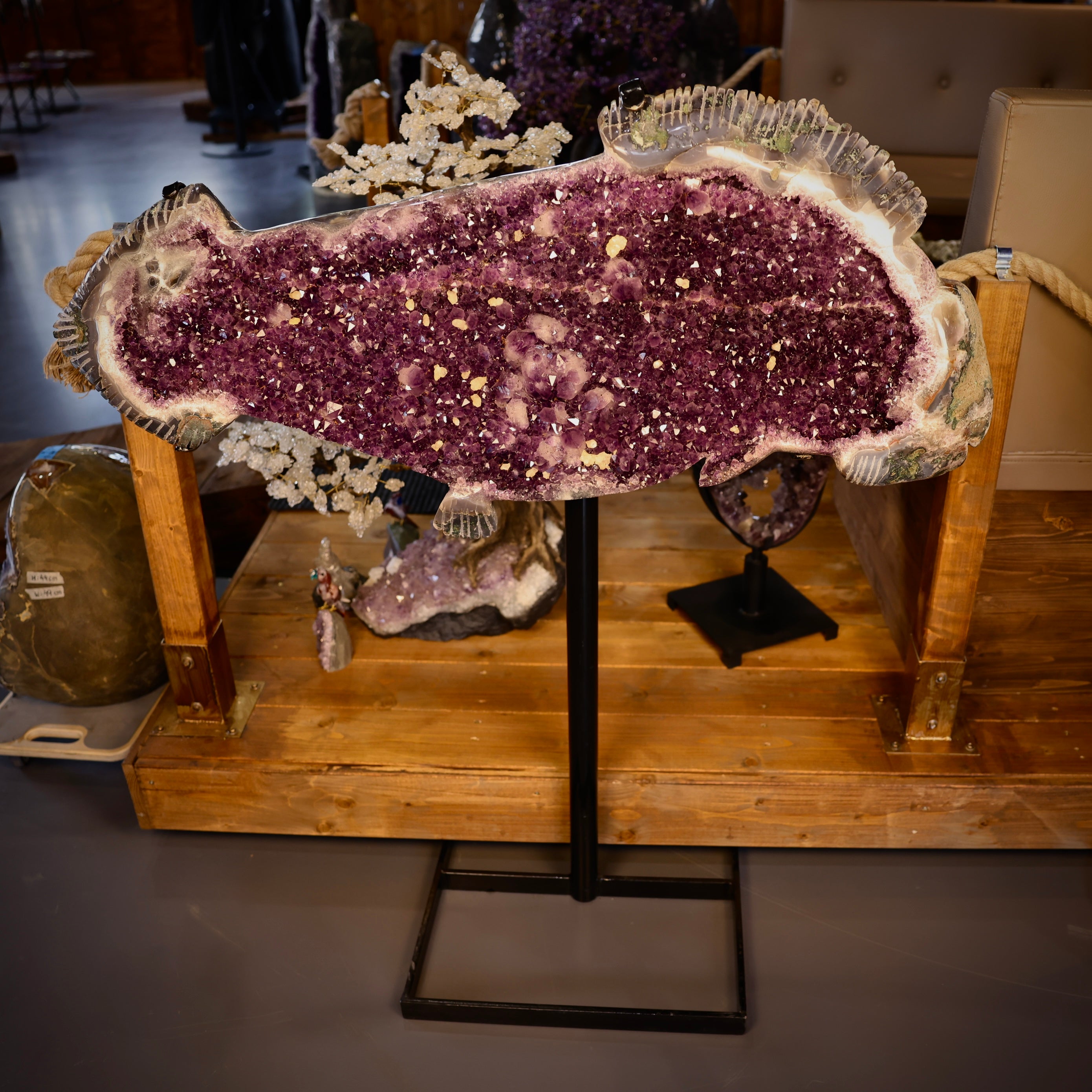 Amethyst-Druse in Fischform mit intensiver violetter Kristallstruktur auf Metallständer