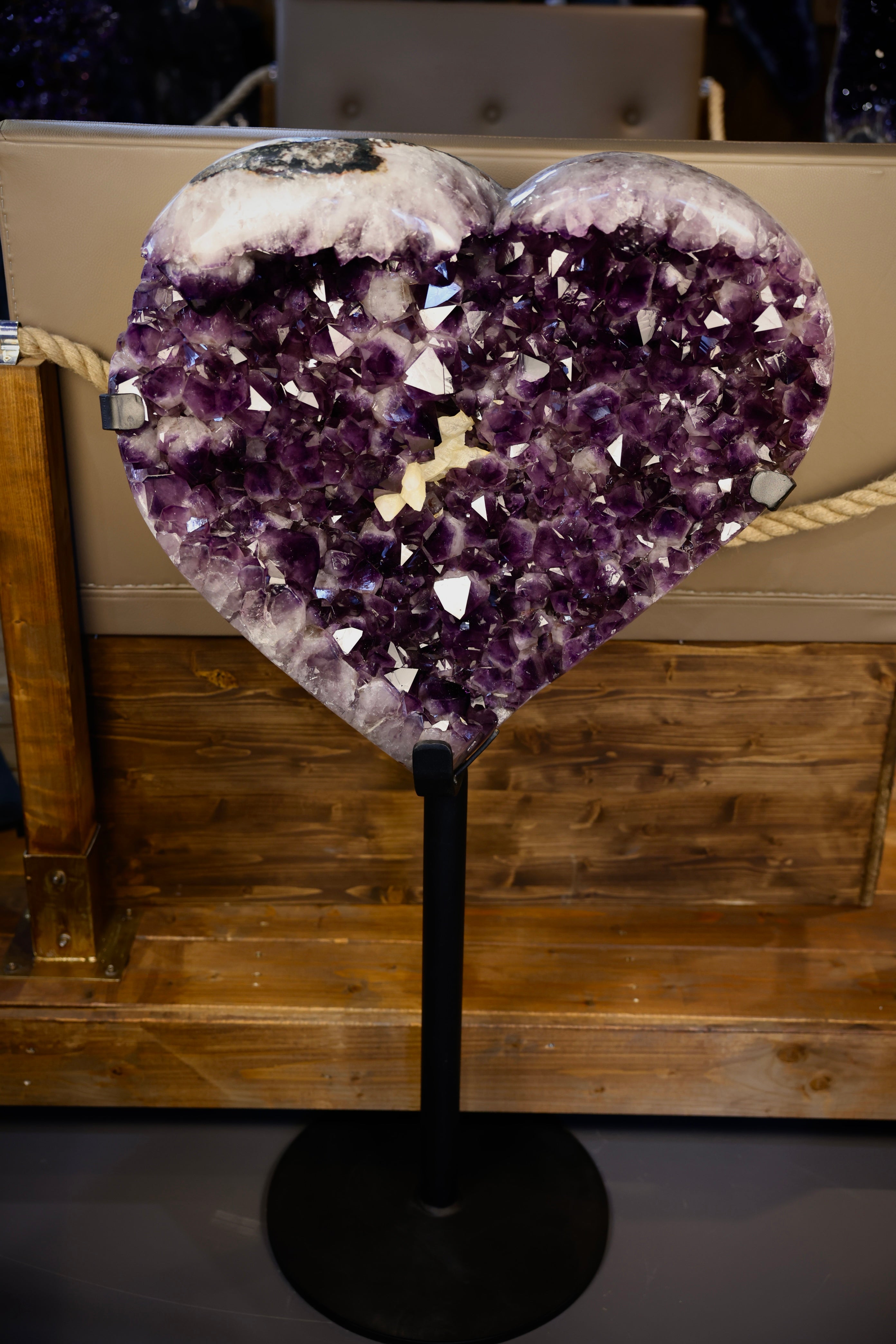 Großes Amethyst Herz mit violetter Kristallstruktur auf Metallständer aus Brasilien