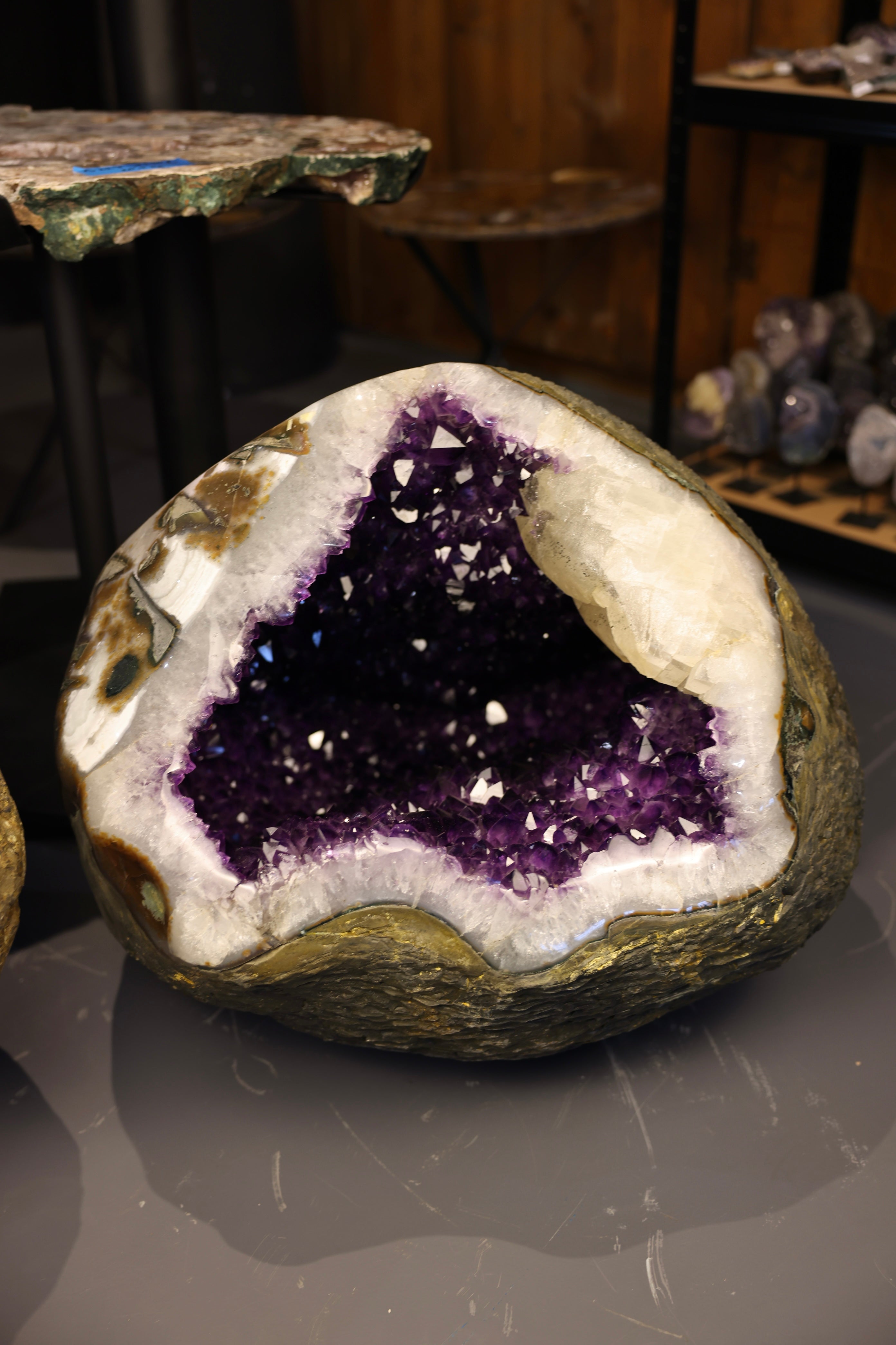 Amethyst Geode Uruguay 148 kg tiefvioletter Kristallkern große offene Geode Naturstein Unikat