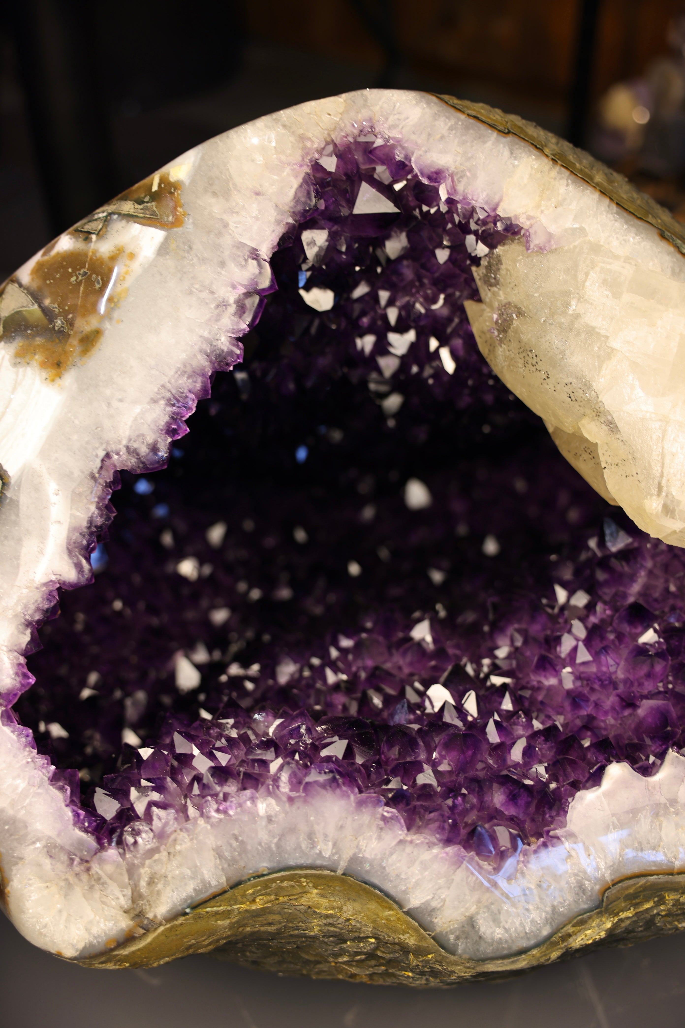 Amethyst Geode Uruguay 148 kg tiefvioletter Kristallkern große offene Geode Naturstein Unikat