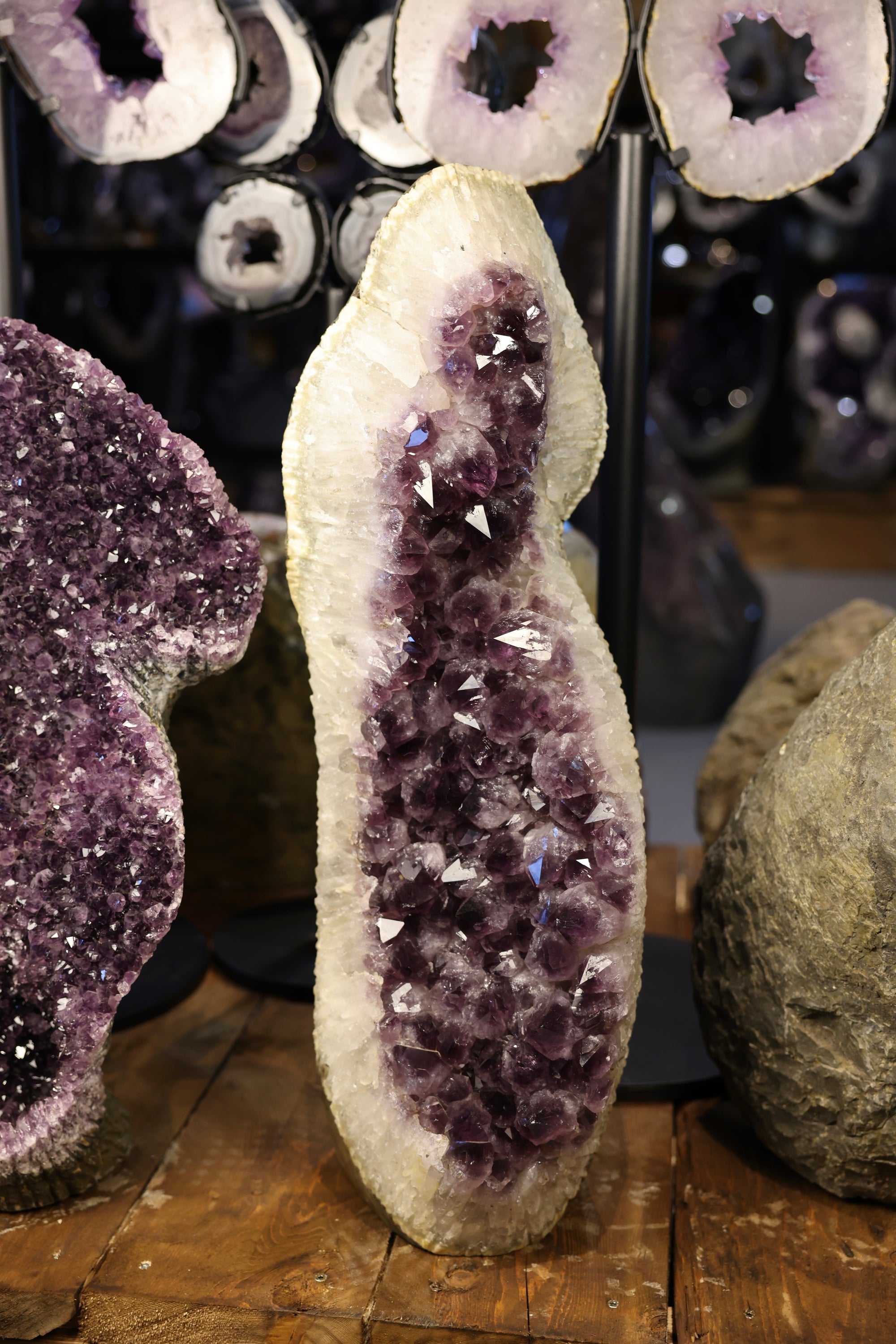 Große Amethyst Druse mit hellvioletten Kristallen aus Uruguay 58,2 kg