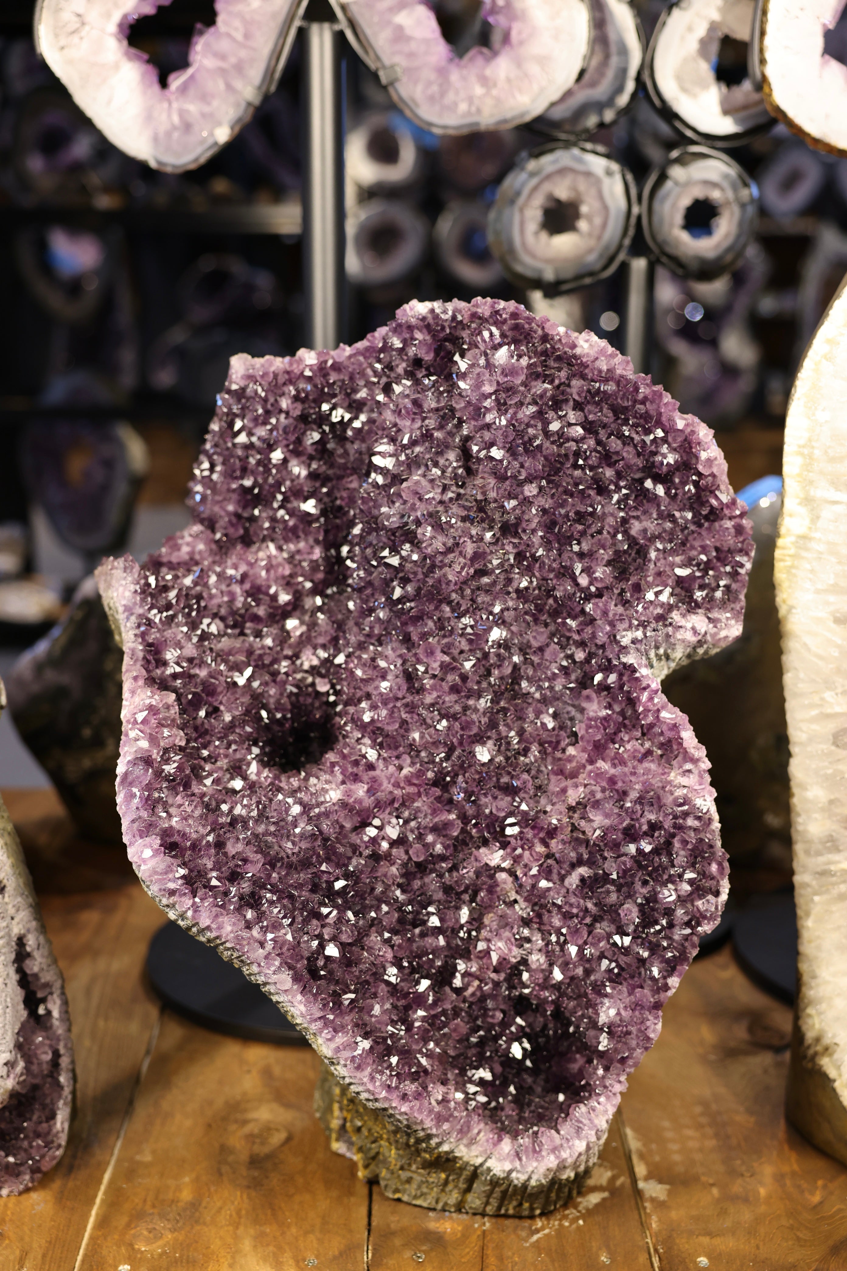 Amethyst Druse Uruguay 64,5 kg mit flächiger Kristallstruktur und violetter Farbe