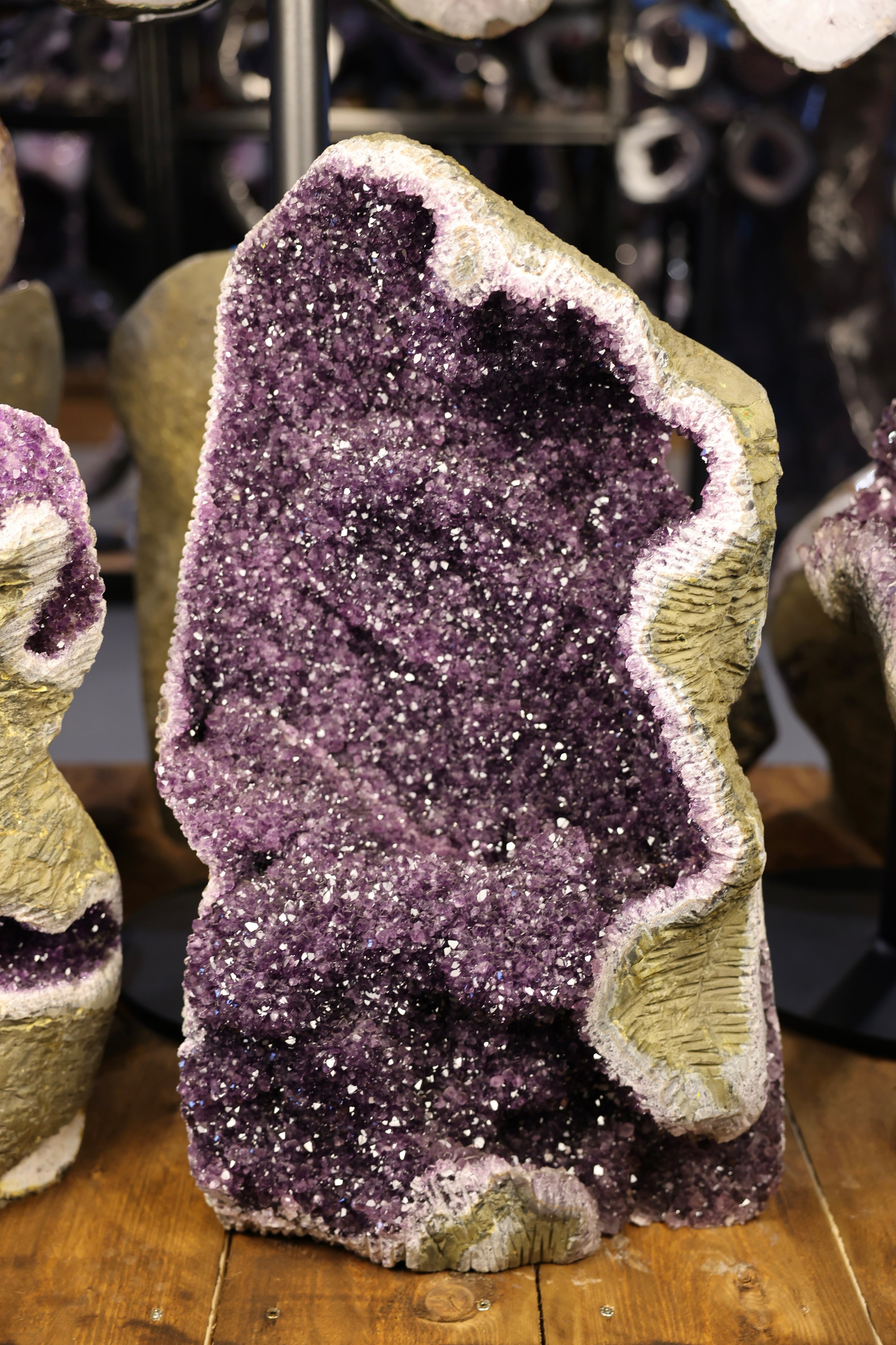 Amethyst Druse Uruguay 77,8 kg mit dichter violetter Kristallfläche und offener Struktur
