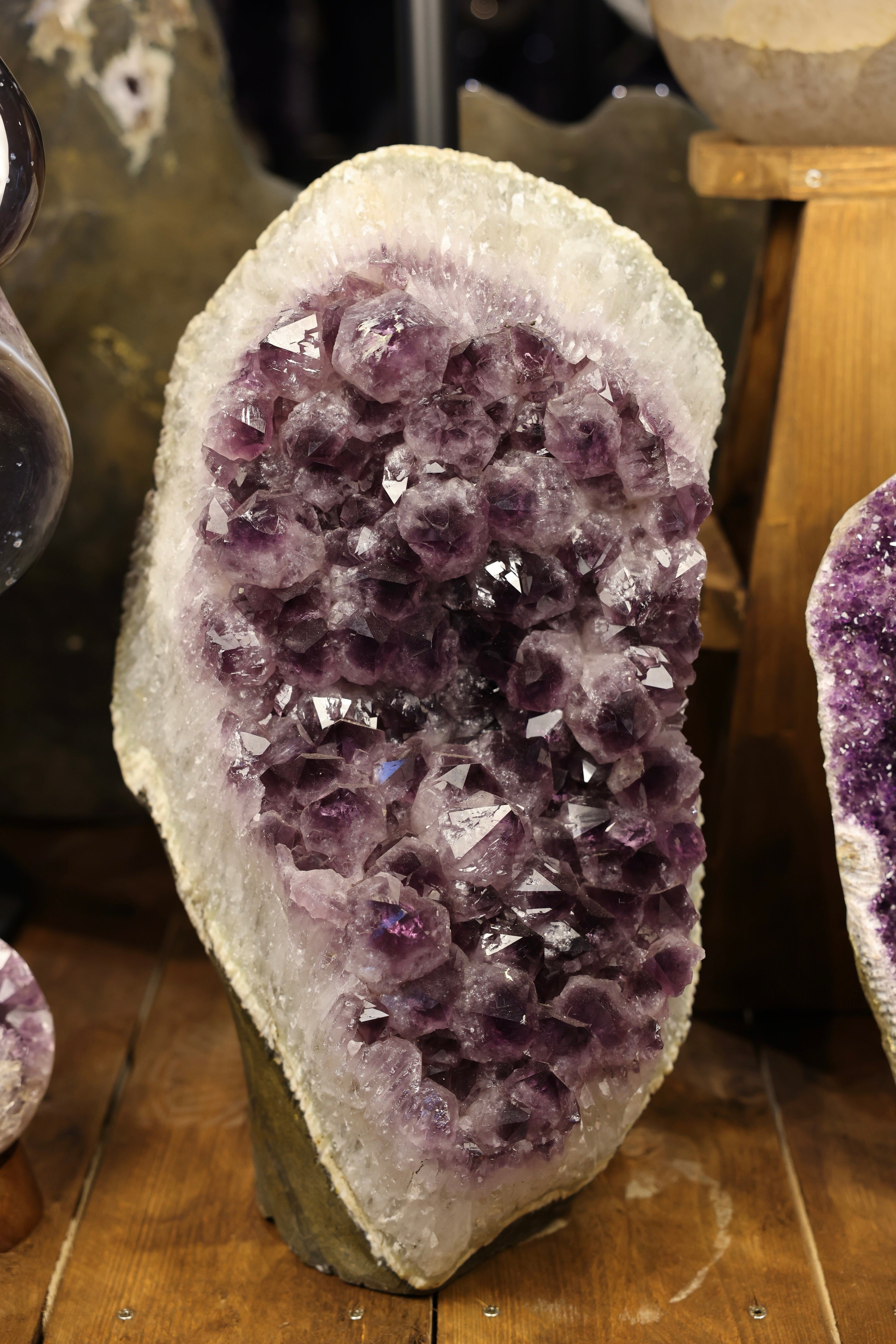 Große Amethyst Druse mit hellvioletten Kristallen aus Uruguay 55 kg