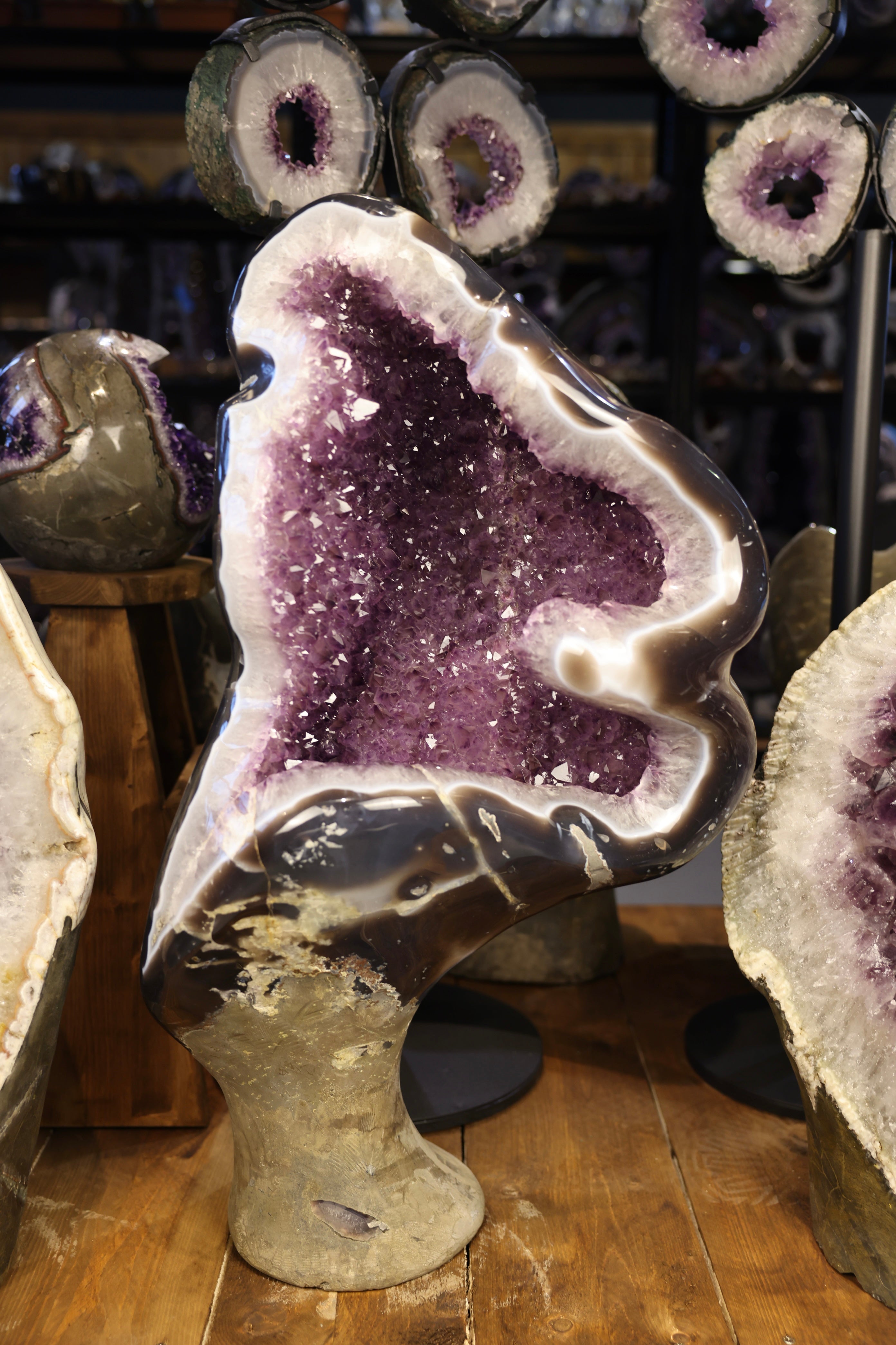 Polierte Amethyst Geoden Skulptur aus Uruguay mit violetten Kristallen 72 kg
