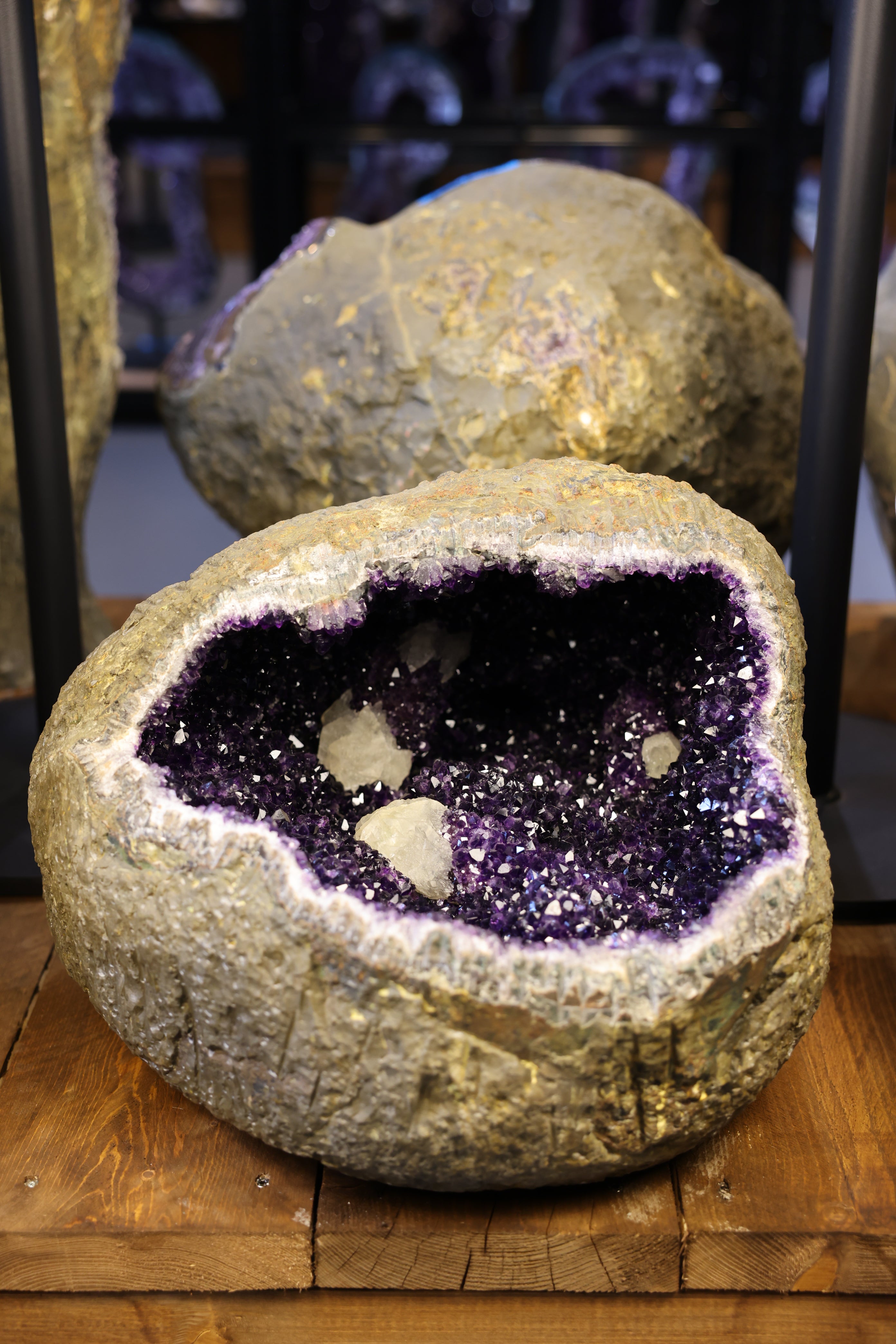 Amethyst Geode 69 kg aus Uruguay mit dunkler violetter Kristallhöhle und sichtbaren Calcit-Kristallen