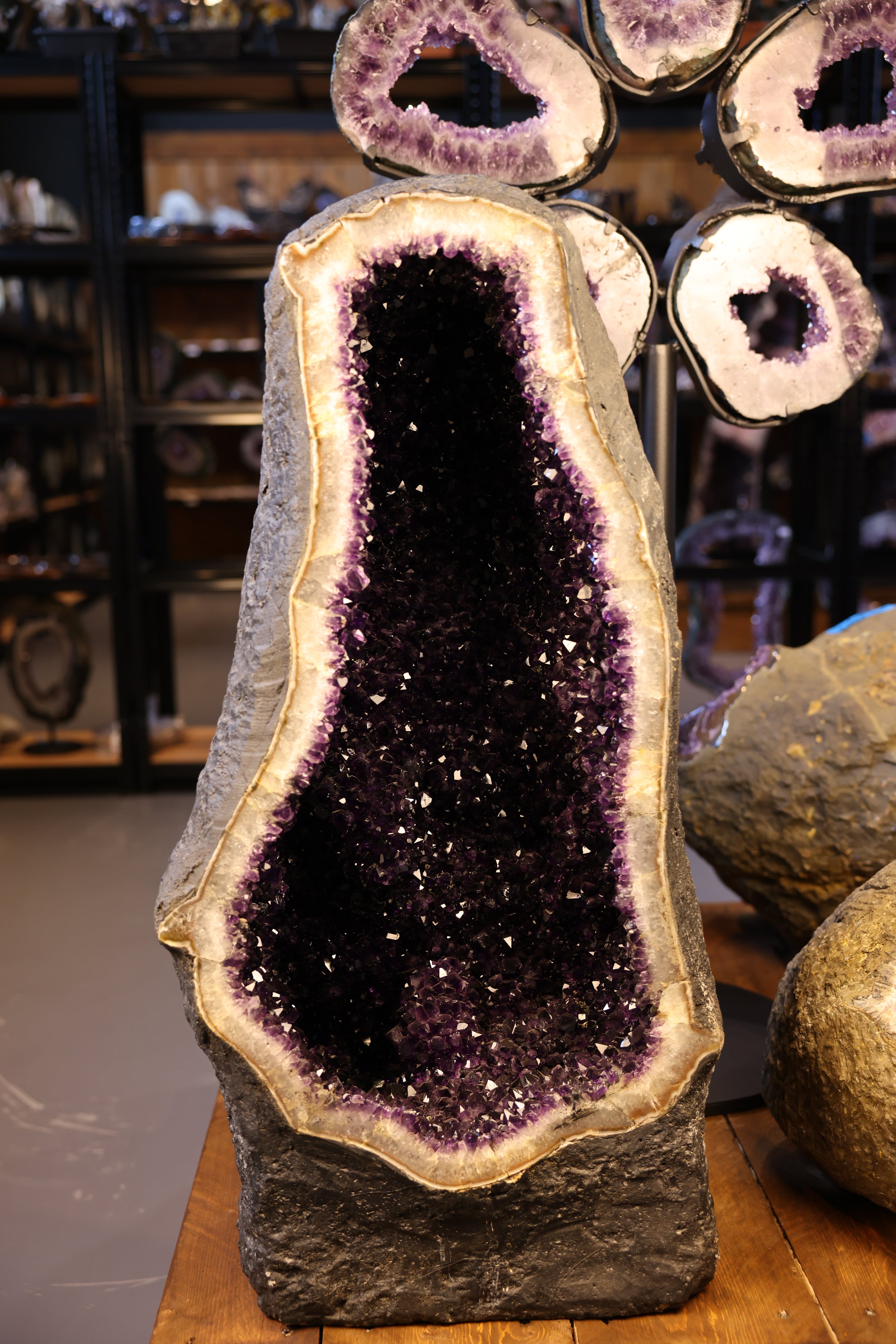 Amethyst Kathedrale 104,6 kg aus Uruguay mit tiefdunkler violetter Kristallhöhle und massiver Form