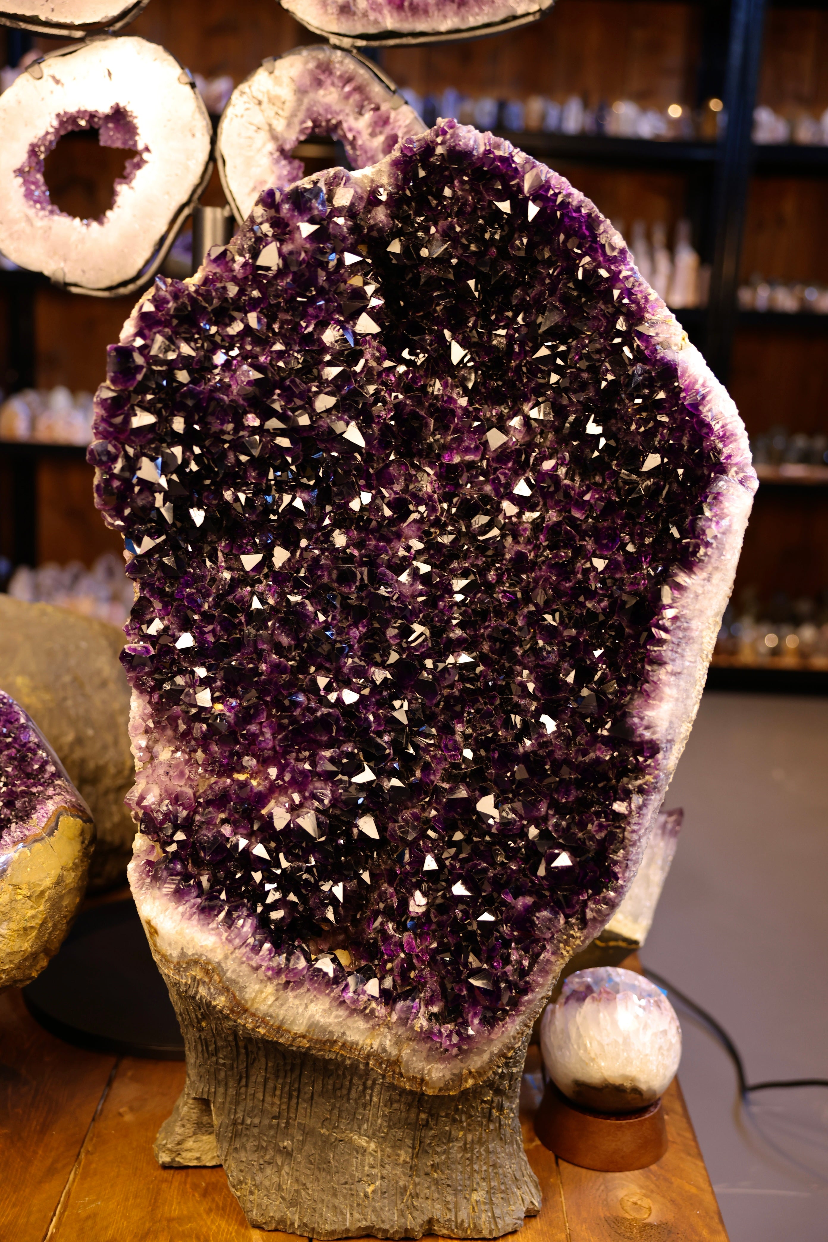 Amethyst Geode 103,6 kg aus Uruguay mit intensiver dunkelvioletter Farbe und dichter Kristallstruktur