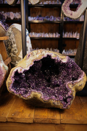 Amethyst Geode 100,2 kg aus Uruguay mit tiefvioletter Kristallhöhle und natürlicher, offener Form