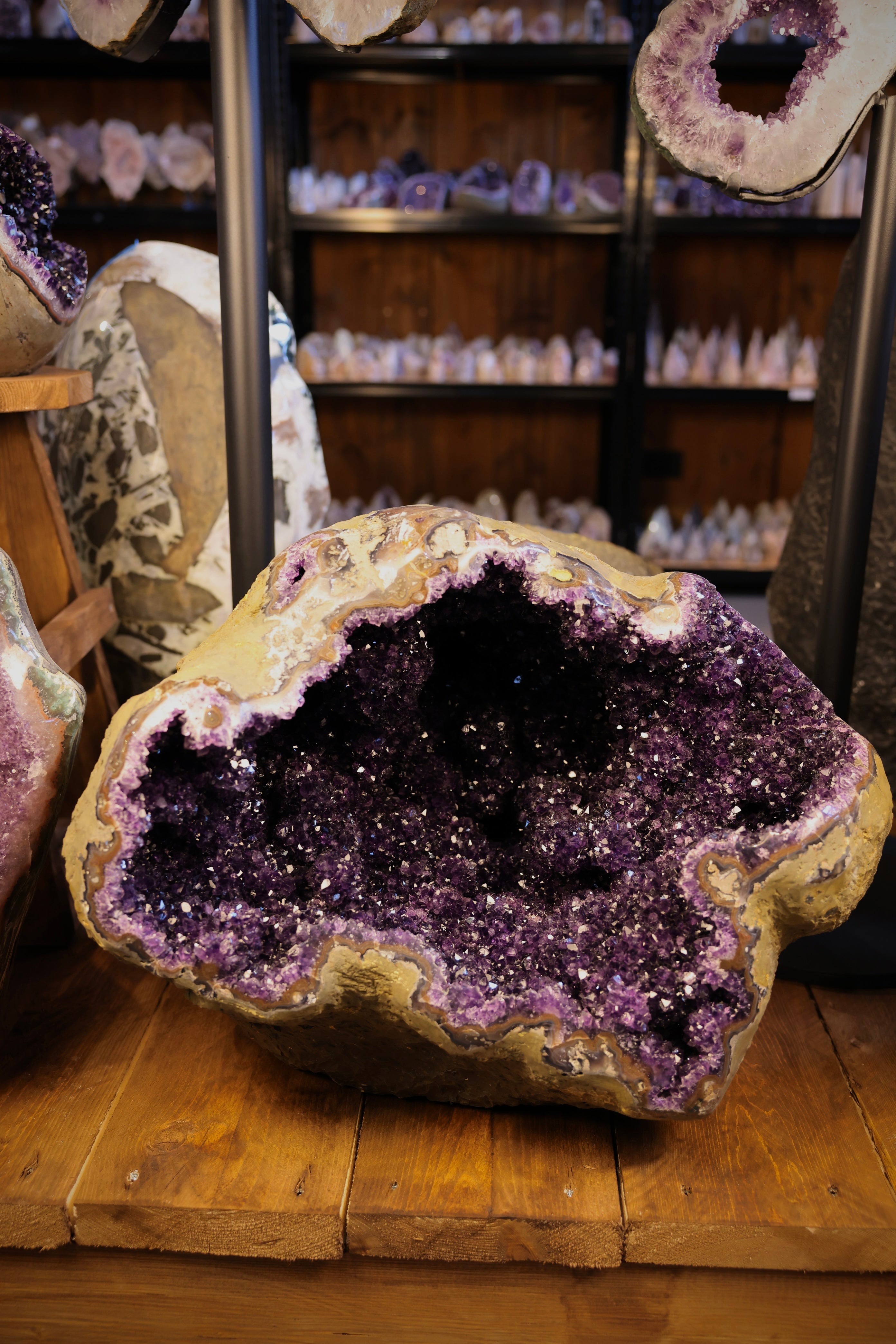 Amethyst Geode 100,2 kg aus Uruguay mit tiefvioletter Kristallhöhle und natürlicher, offener Form