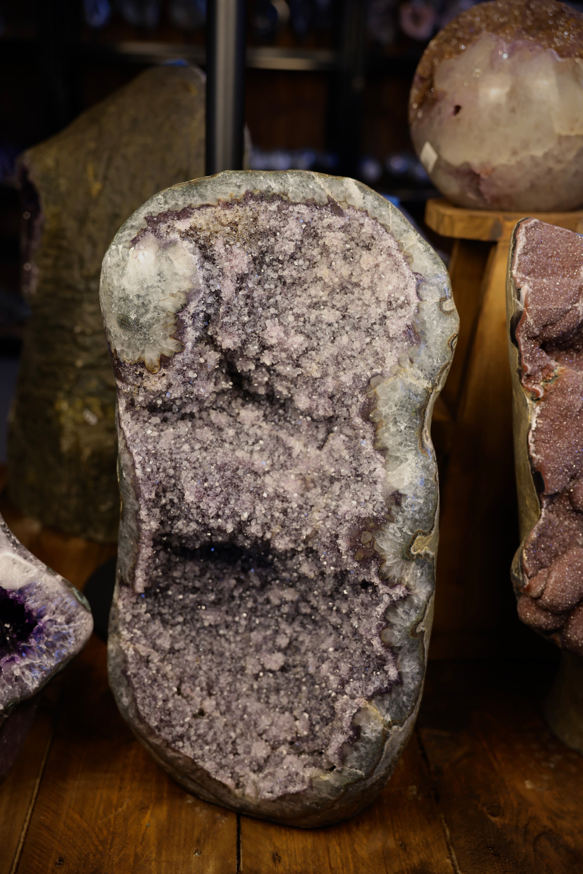 Helle Uruguay Amethyst-Druse mit feiner kristalliner Struktur und natürlicher Höhlung