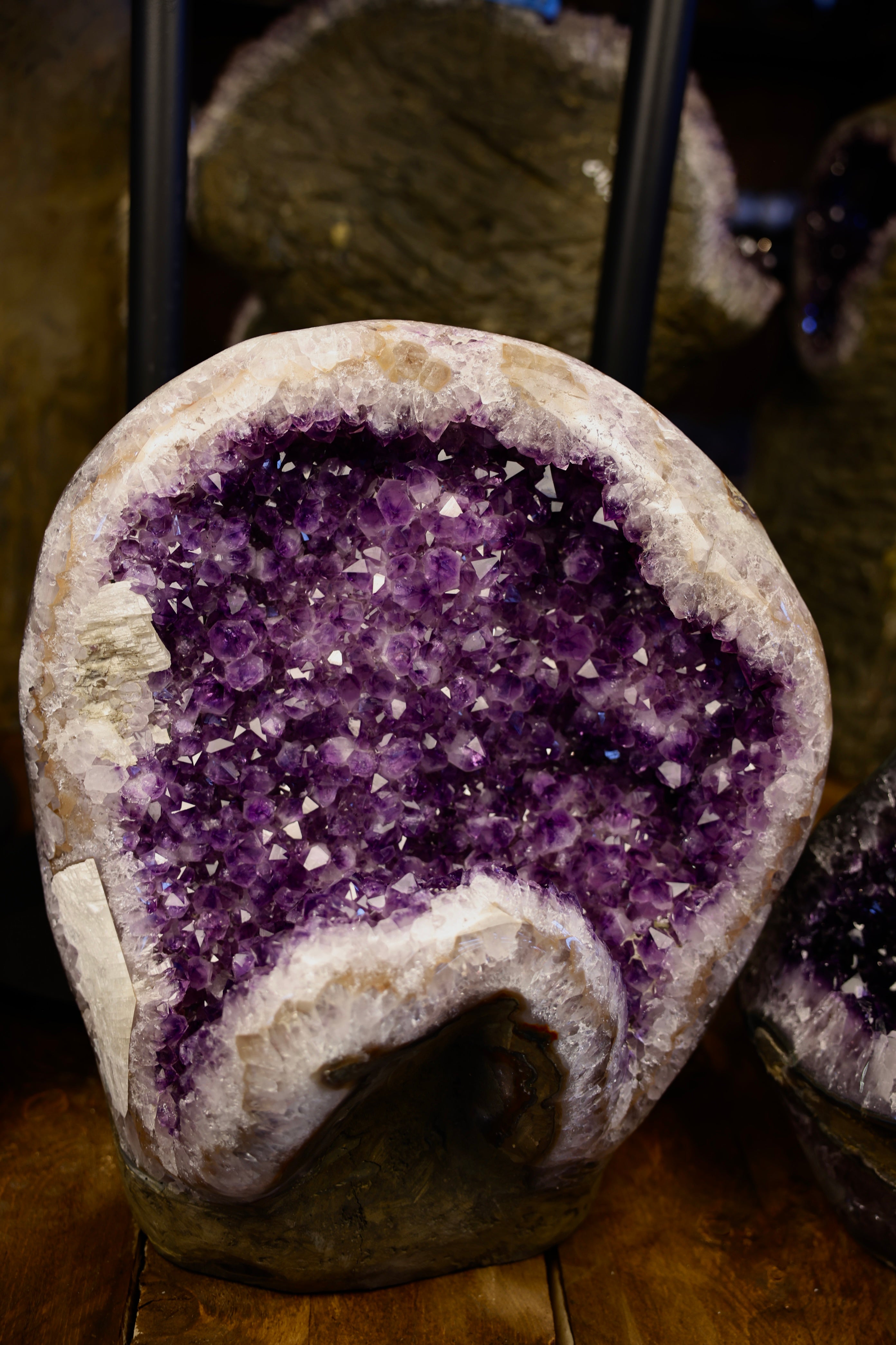 Uruguay Amethyst-Druse mit intensiver violetter Kristallstruktur und natürlicher Höhlung