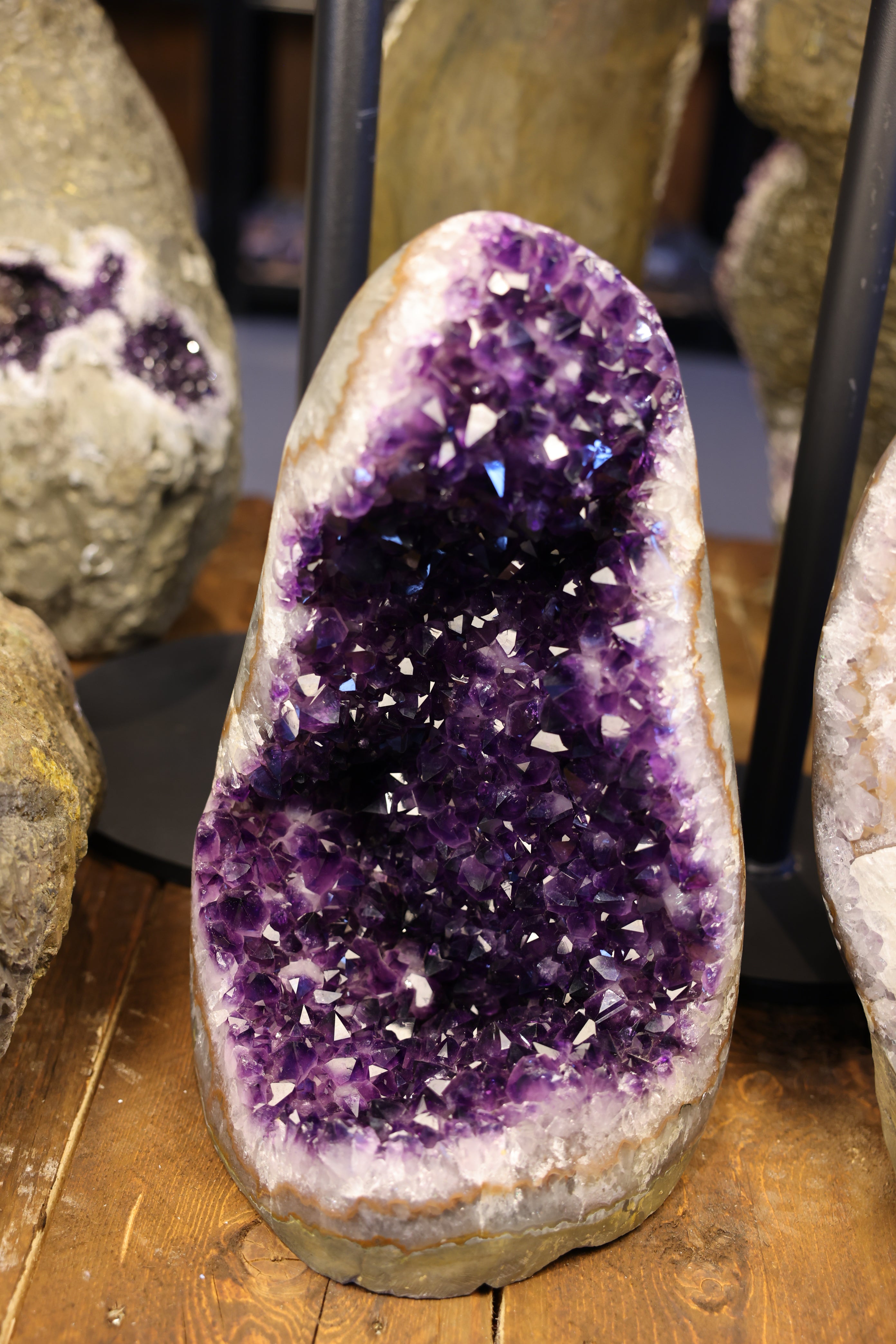 Amethyst Geode Uruguay 24,6 kg dunkelviolette Kristalle kompakte Form hochwertige Farbe Naturstein Unikat