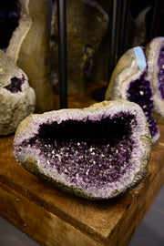 Amethyst Geode Uruguay 55,8 kg mit tiefer Höhlung und violetter Kristallstruktur