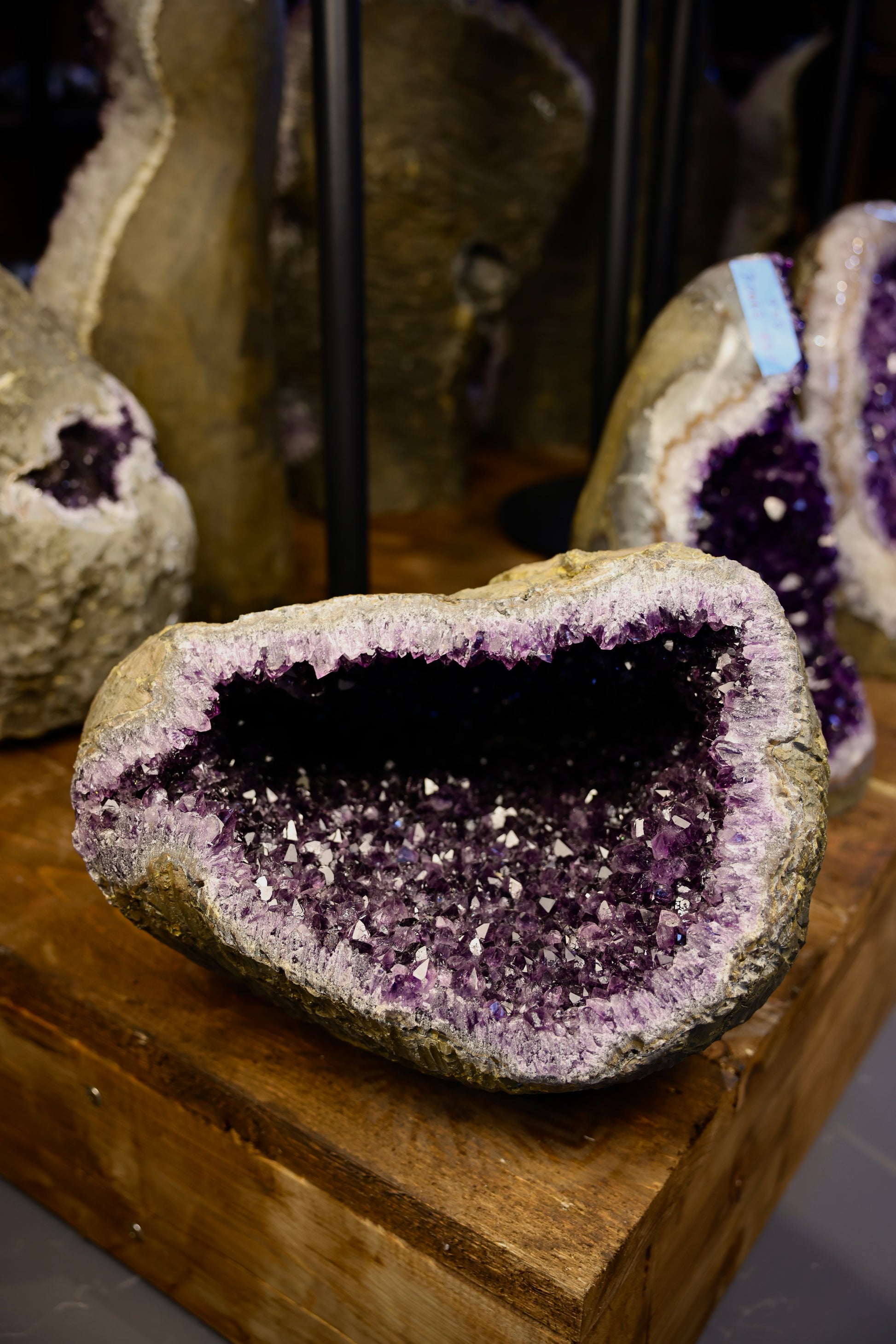 Amethyst Geode Uruguay 55,8 kg mit tiefer Höhlung und violetter Kristallstruktur