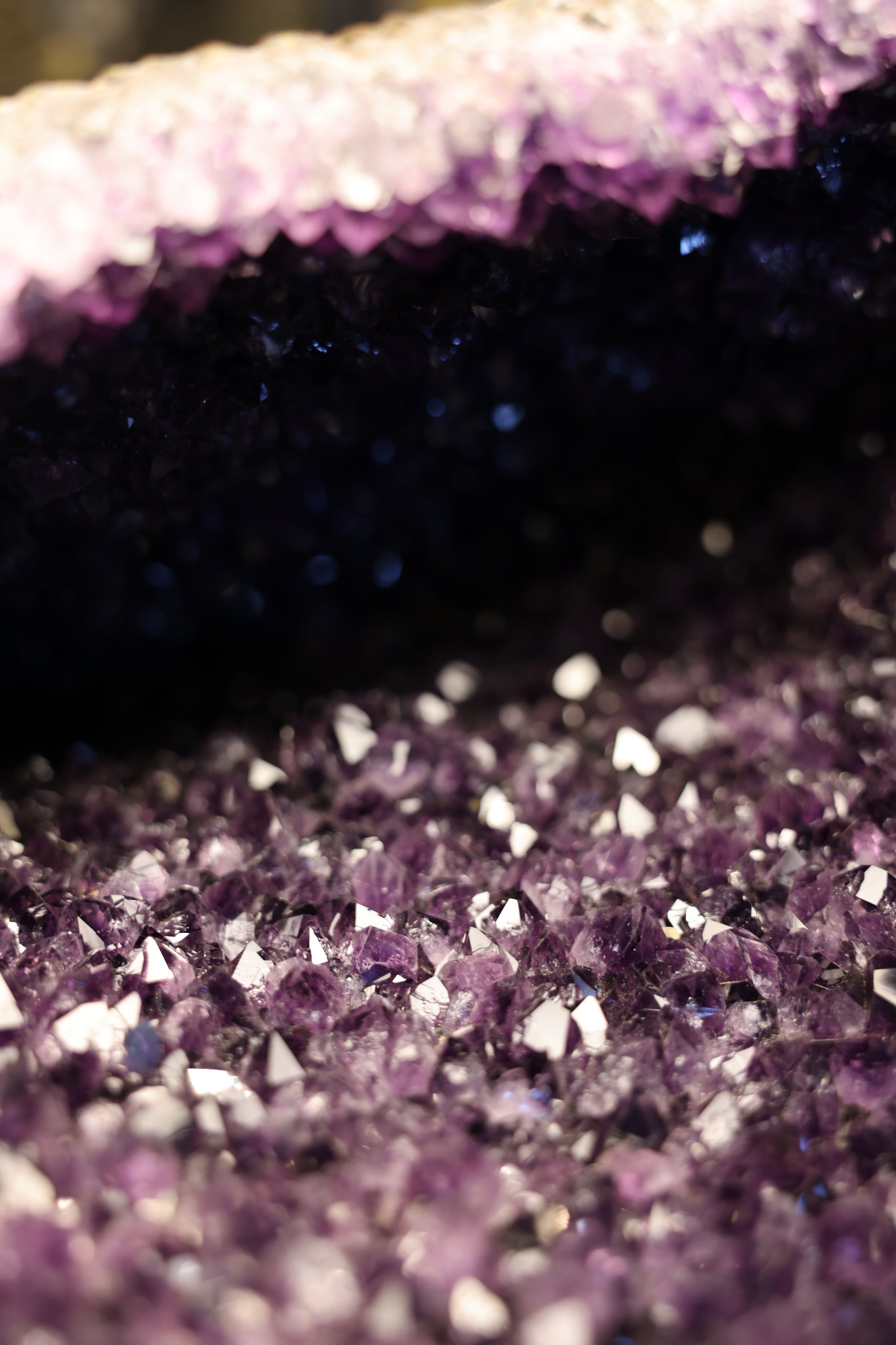 Amethyst Geode Uruguay 55,8 kg mit tiefer Höhlung und violetter Kristallstruktur