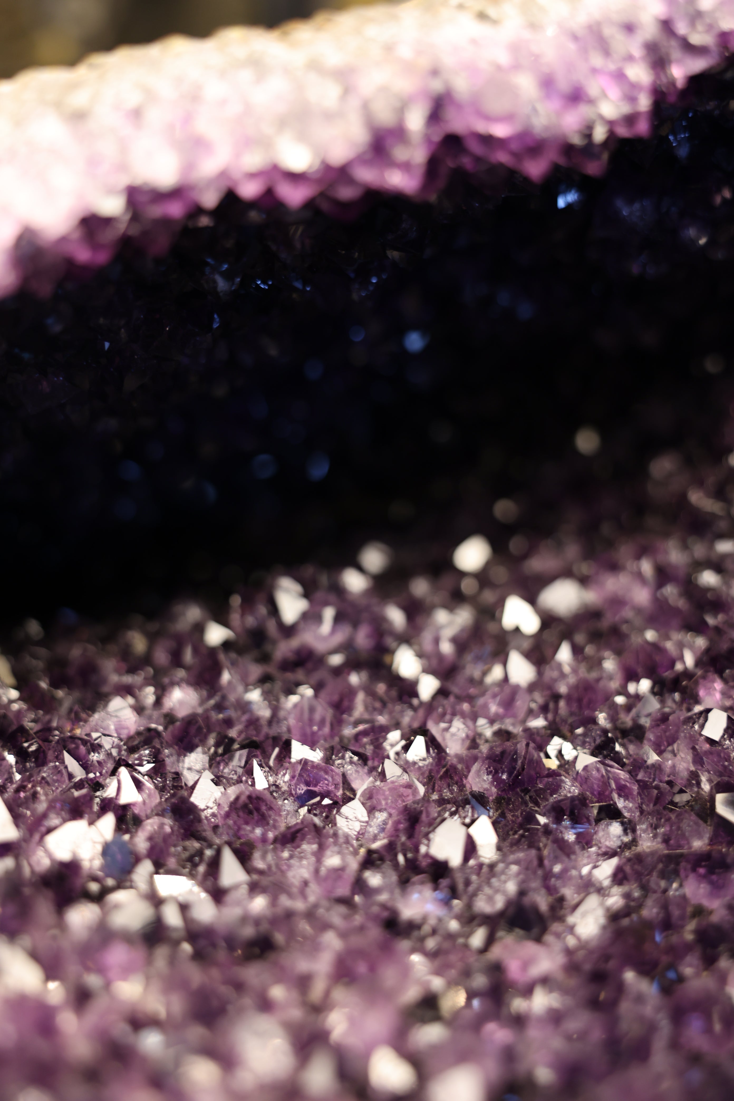 Amethyst Geode Uruguay 55,8 kg mit tiefer Höhlung und violetter Kristallstruktur