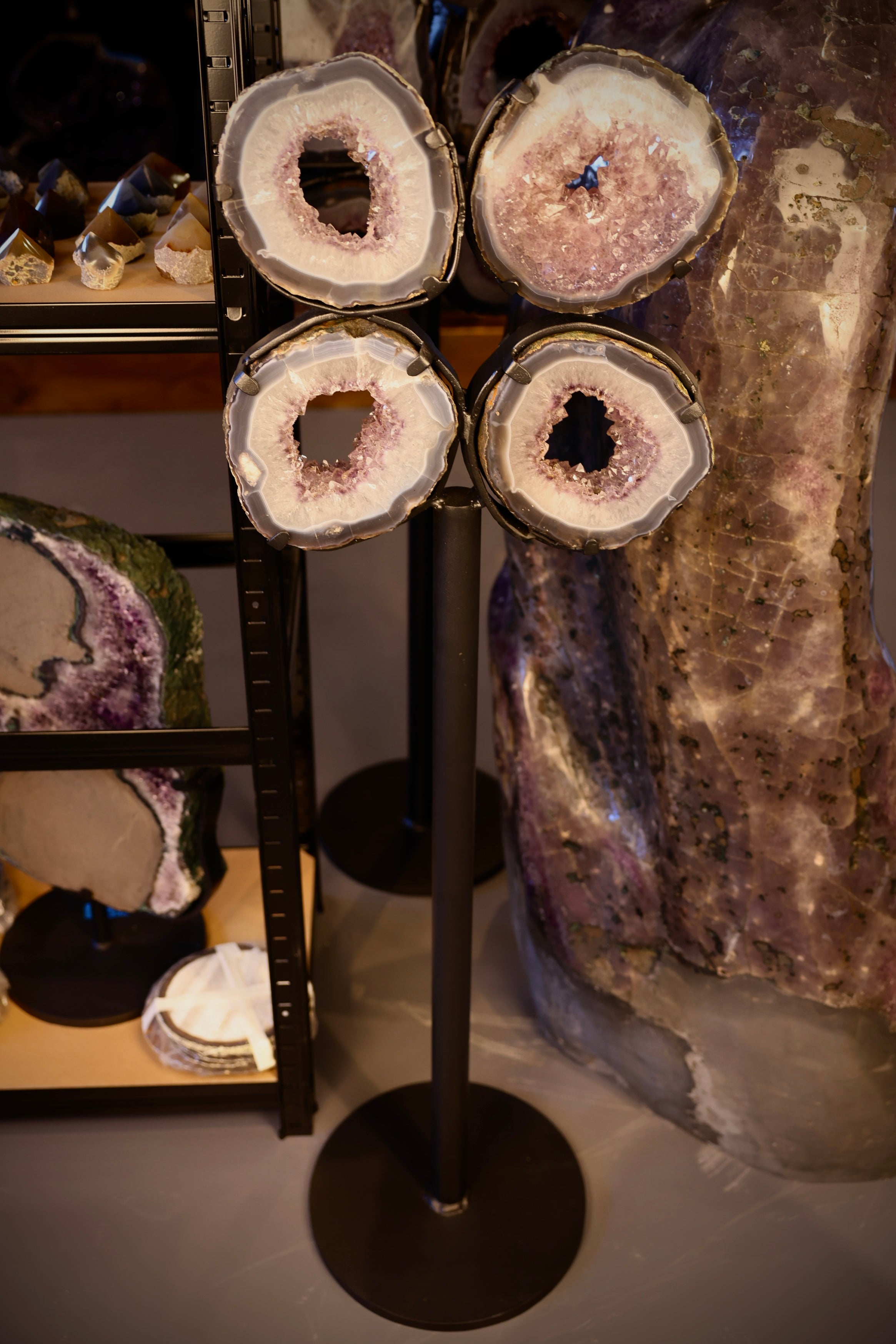 Amethyst Portal Scheiben in Blumenform auf Stahlständer dekorativ angeordnet