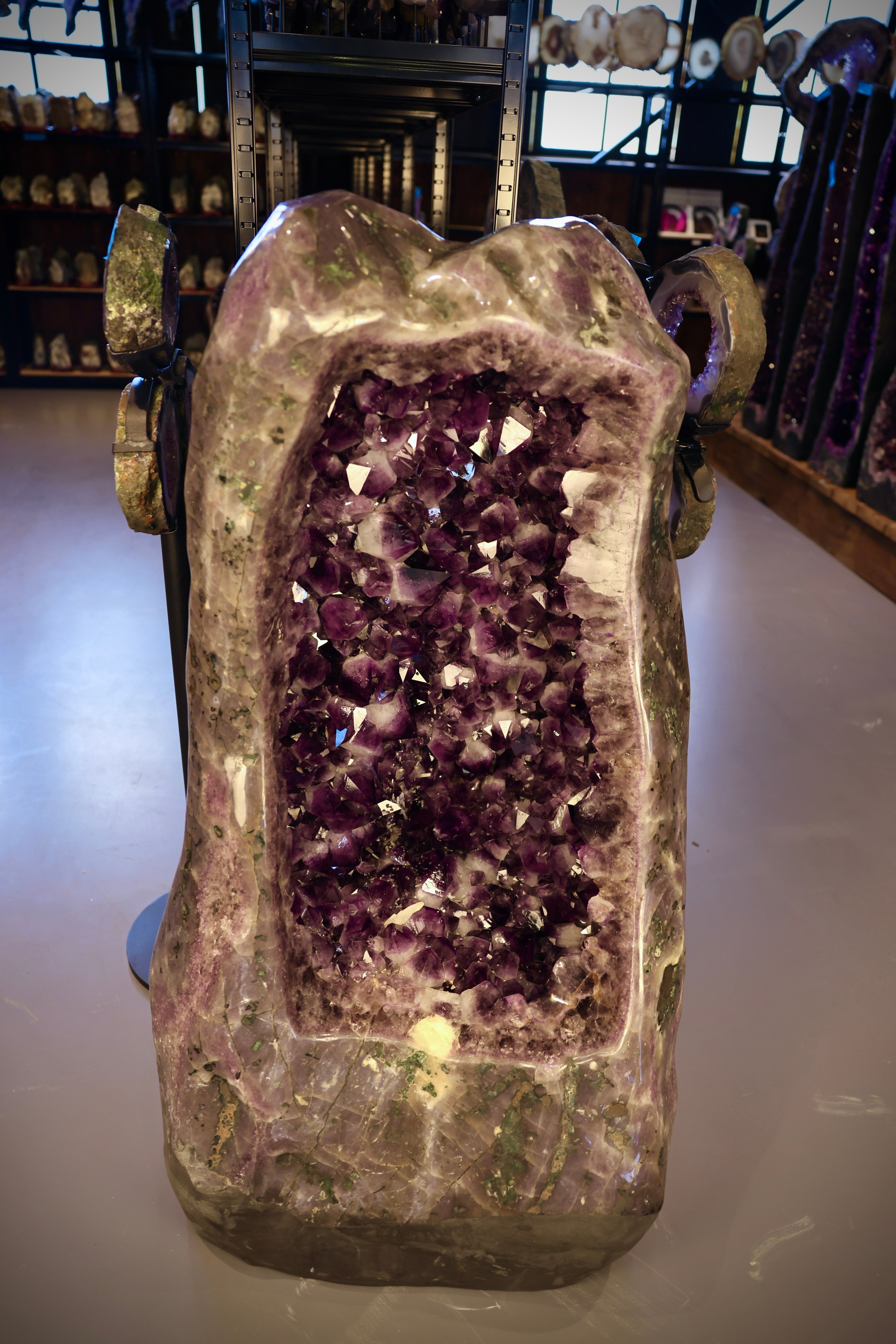 Große polierte Amethyst Geode mit violetten Kristallen und Calcit aus Brasilien 350 kg