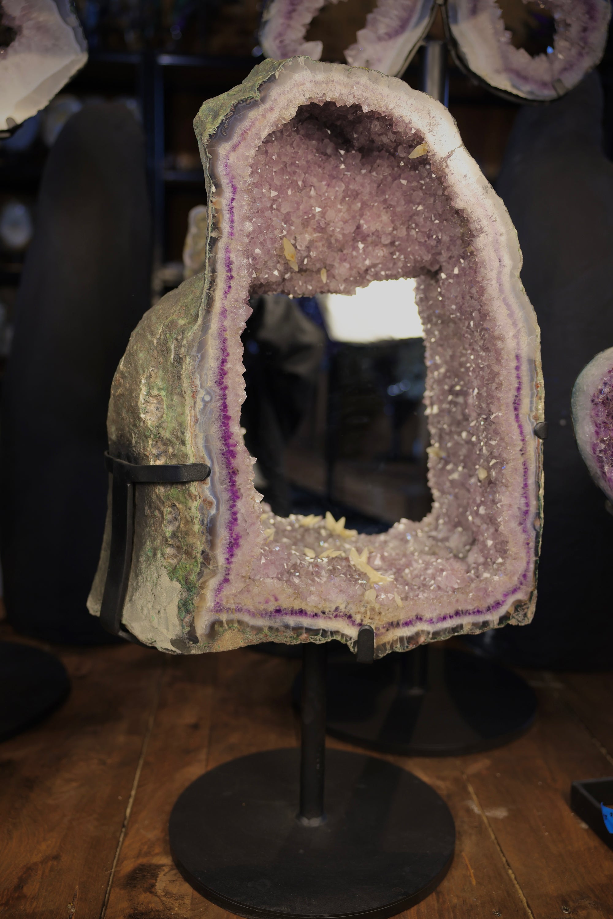 Amethyst Portal mit Spiegelrückwand auf Metallständer aus Brasilien