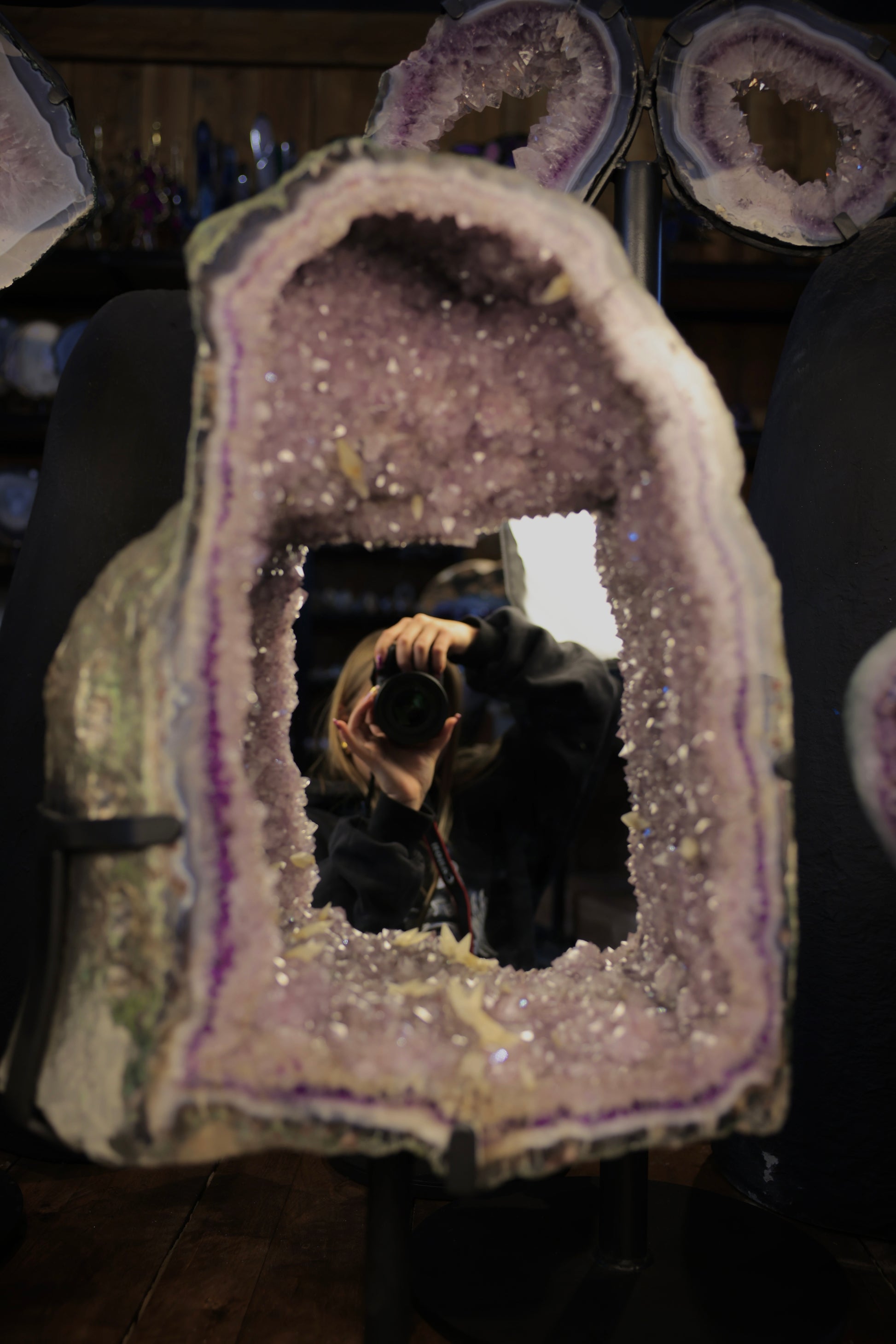 Amethyst Portal mit Spiegelrückwand auf Metallständer aus Brasilien