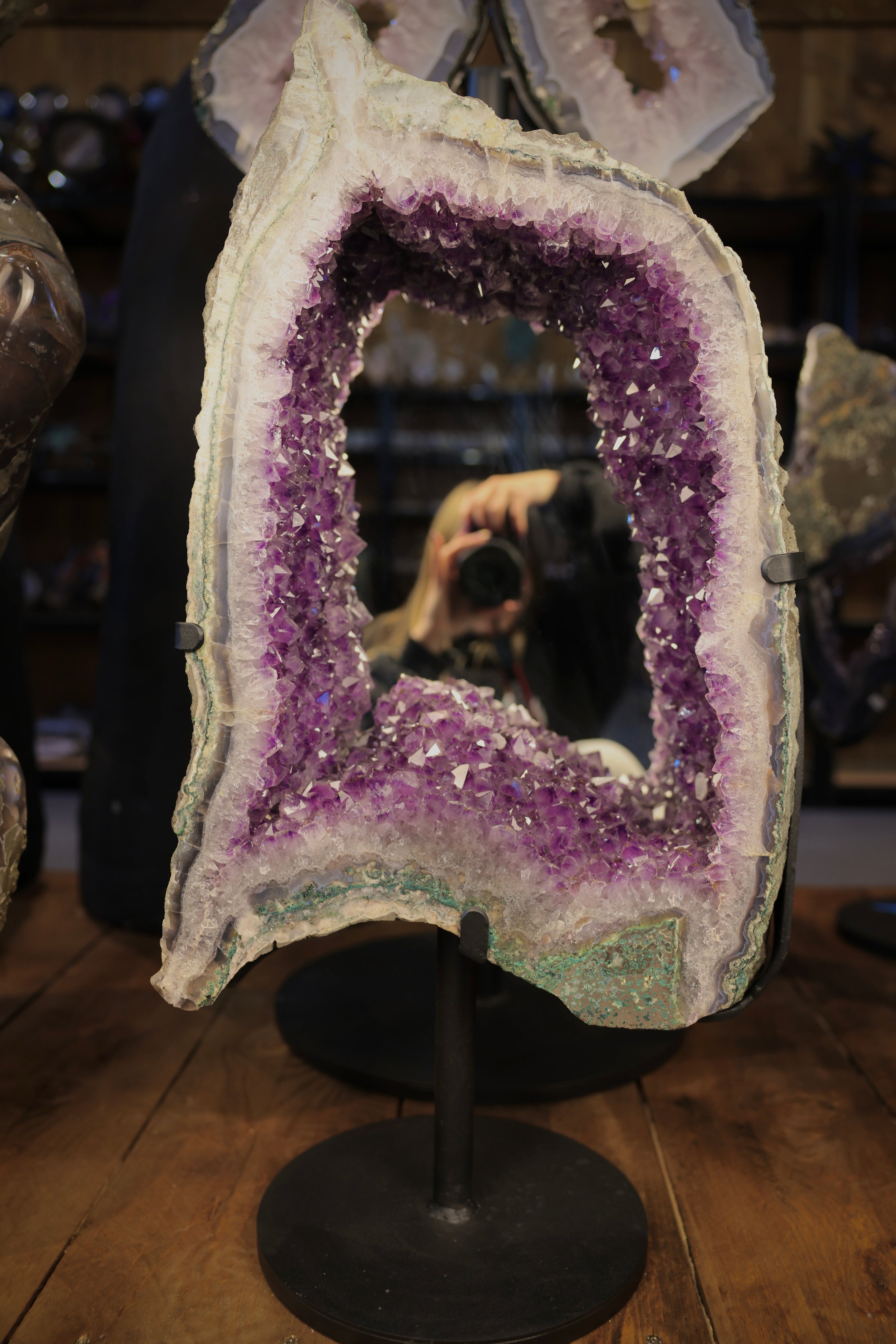 Amethyst Portal mit Spiegelrückwand auf Metallständer aus Brasilien