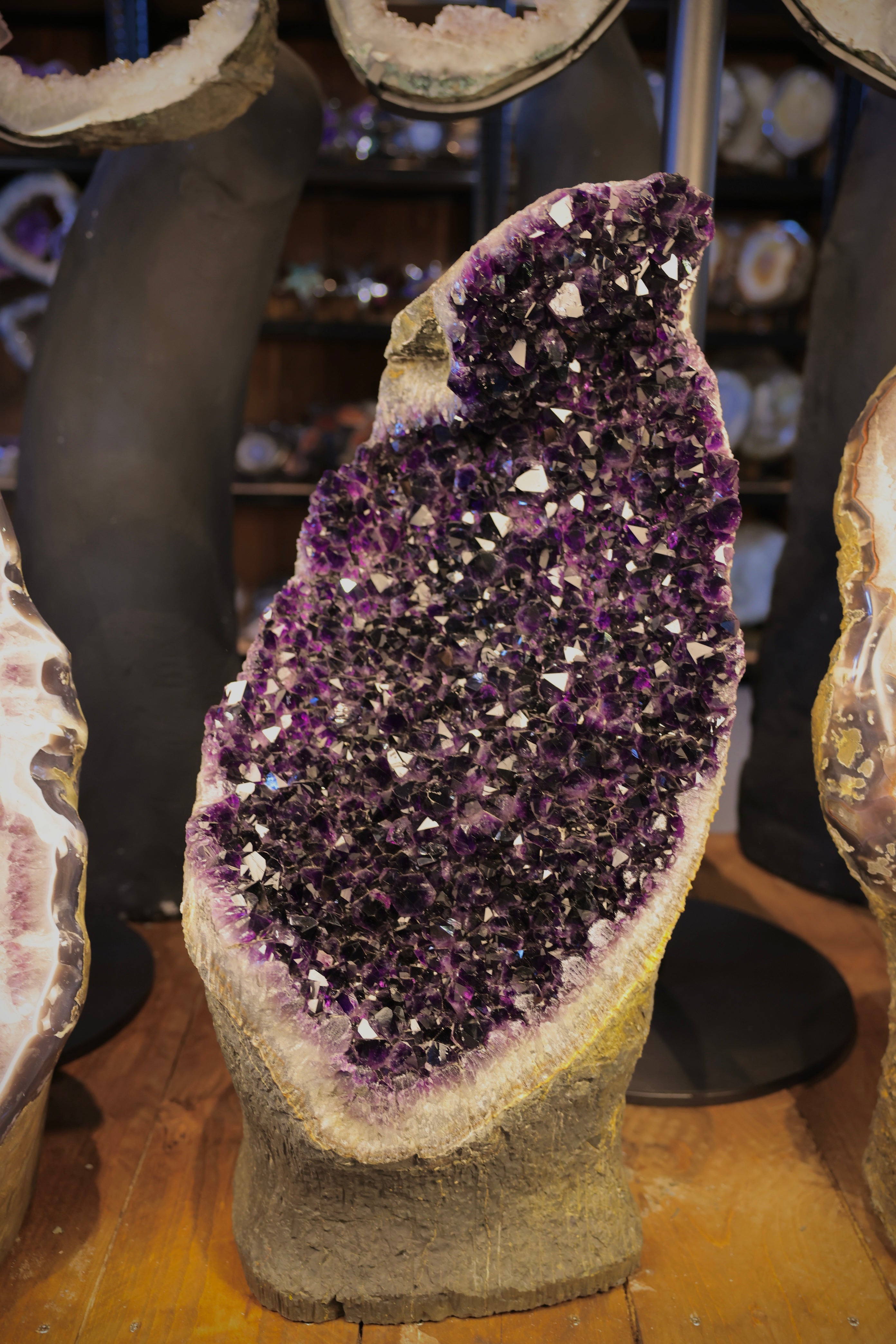 Amethyst Geode 104,6 kg aus Uruguay mit tiefdunkler violetter Kristallfarbe und intensiver Lichtreflexion