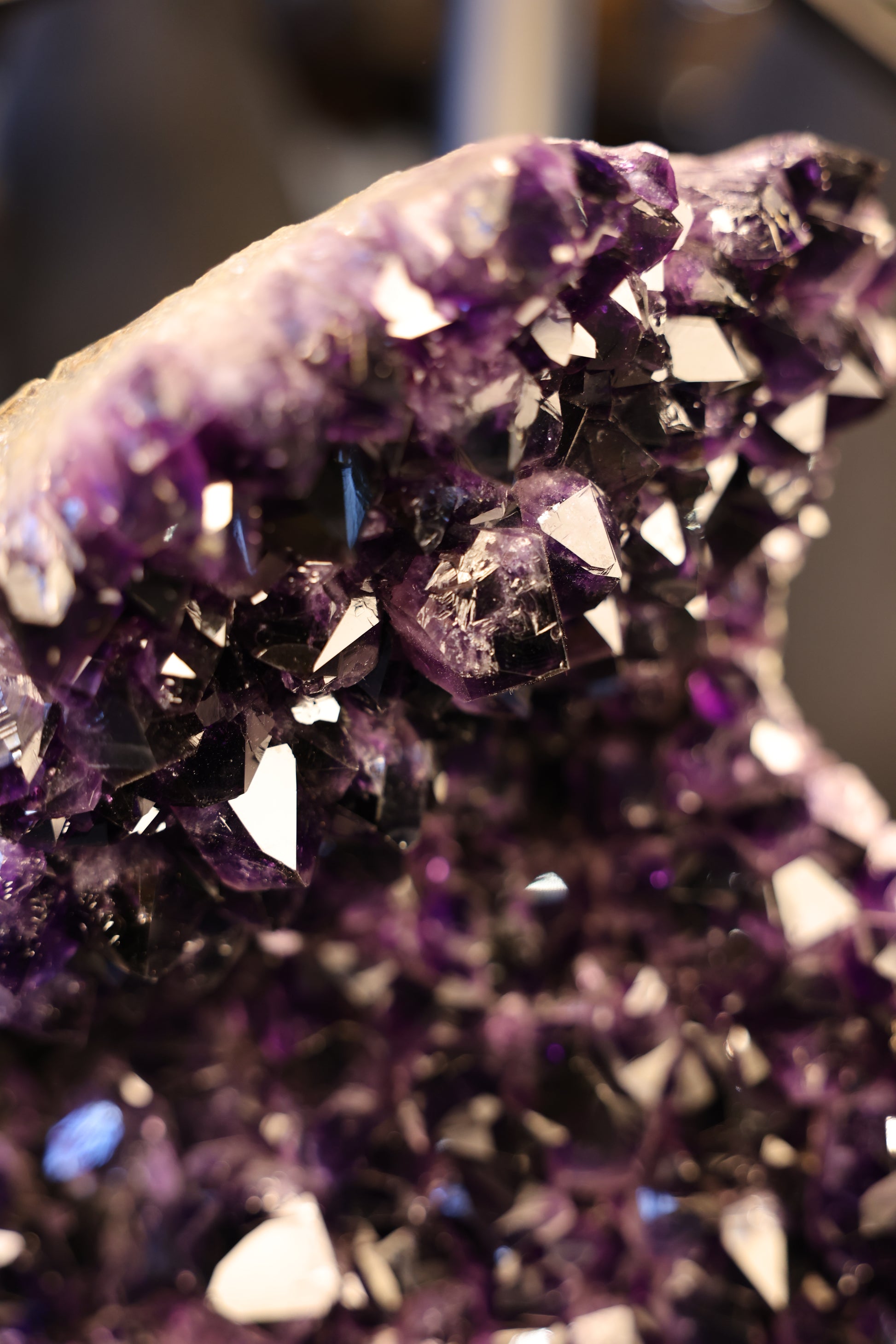 Amethyst Geode 104,6 kg aus Uruguay mit tiefdunkler violetter Kristallfarbe und intensiver Lichtreflexion