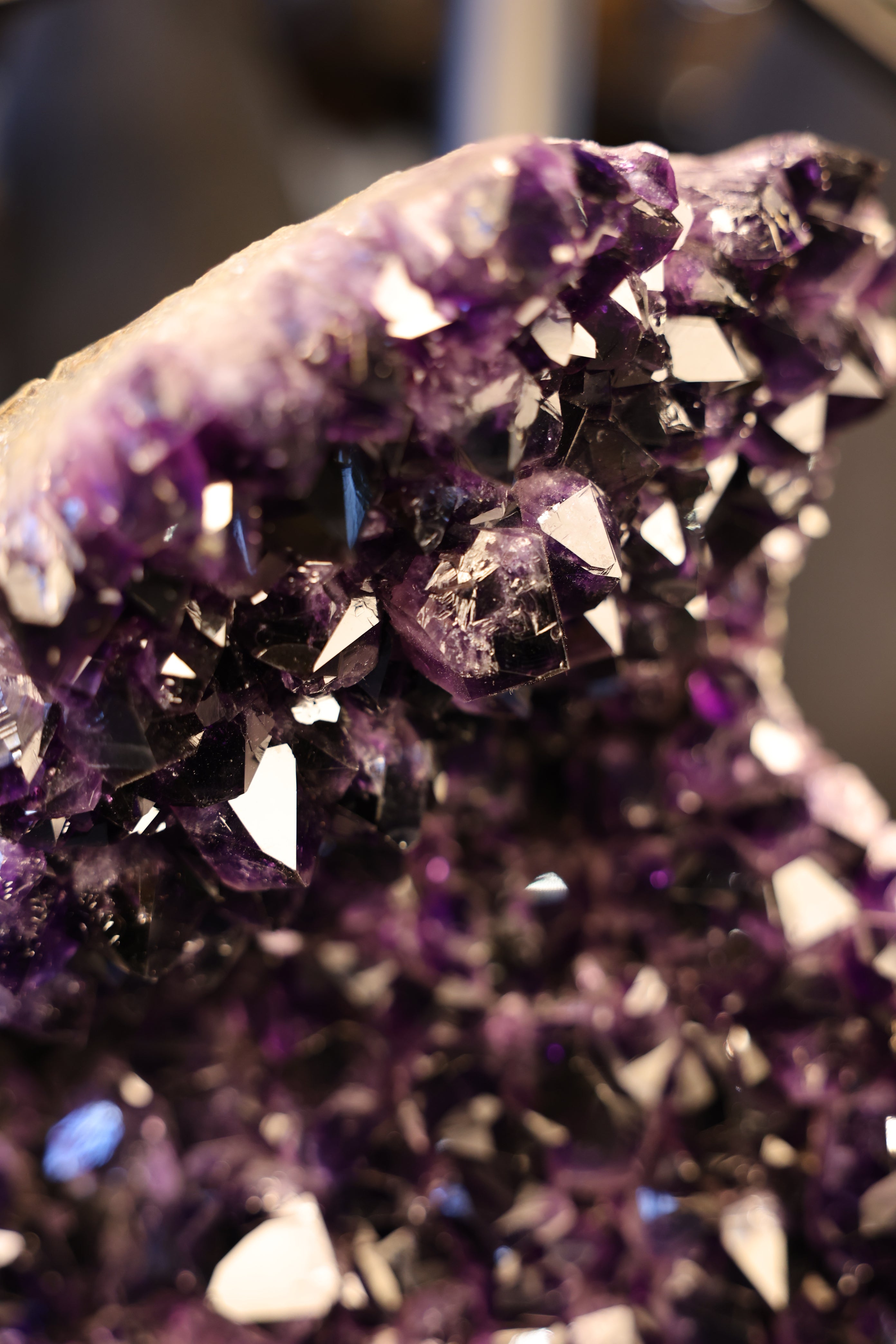 Amethyst Geode 104,6 kg aus Uruguay mit tiefdunkler violetter Kristallfarbe und intensiver Lichtreflexion