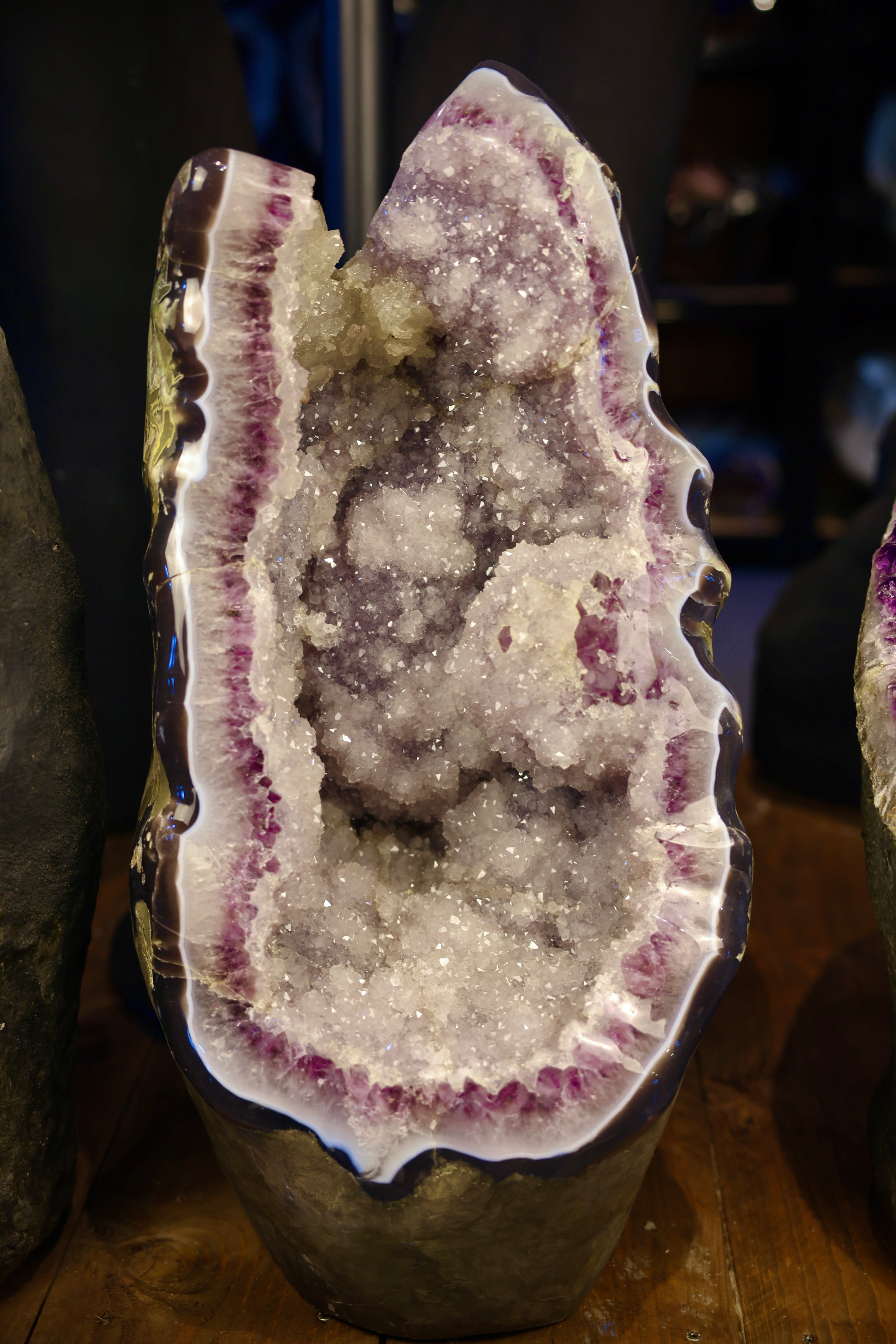 Amethyst Geode Uruguay 68,2 kg helle Kristalle mit Achatrand polierte Außenkante Naturstein Unikat