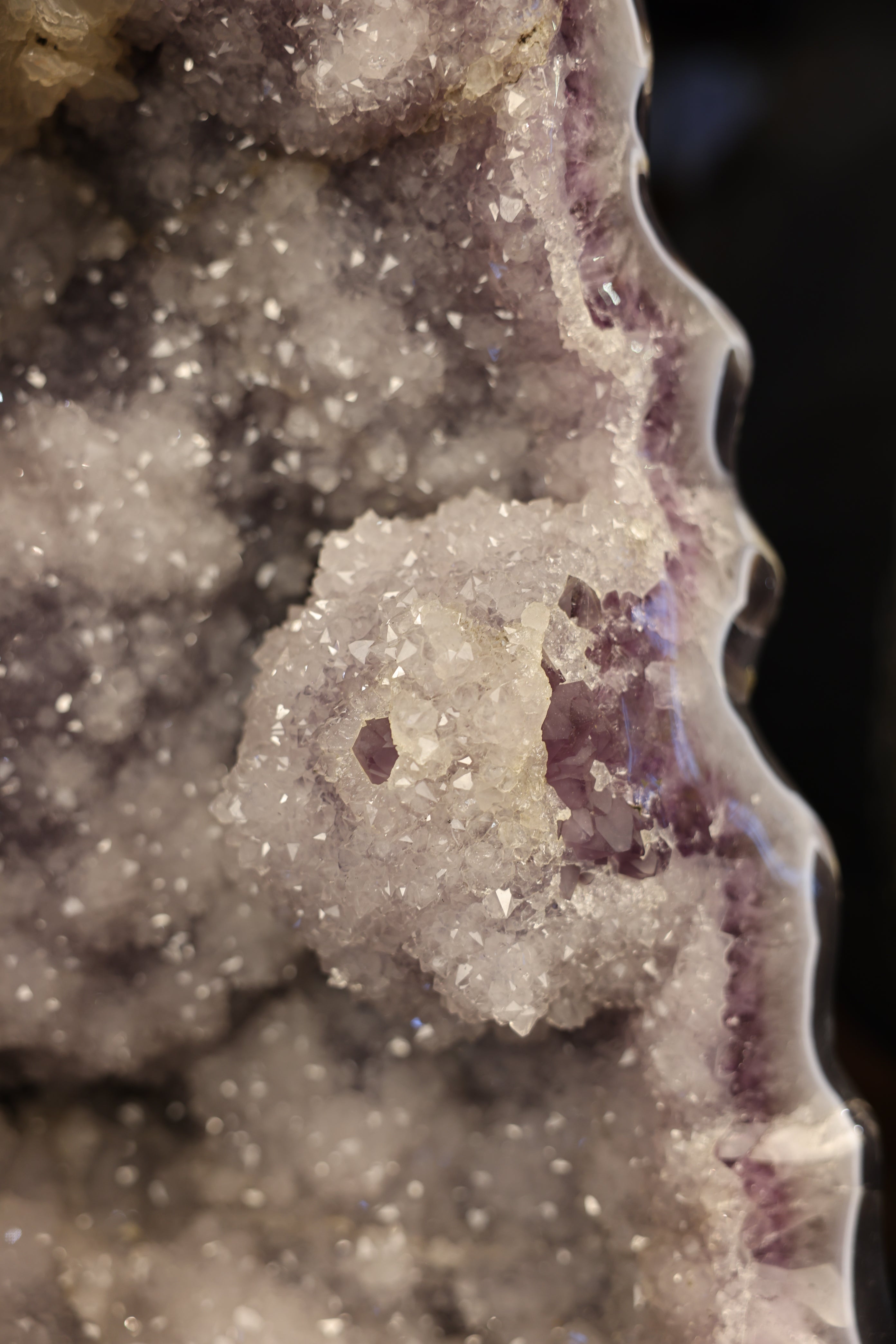 Amethyst Geode Uruguay 68,2 kg helle Kristalle mit Achatrand polierte Außenkante Naturstein Unikat