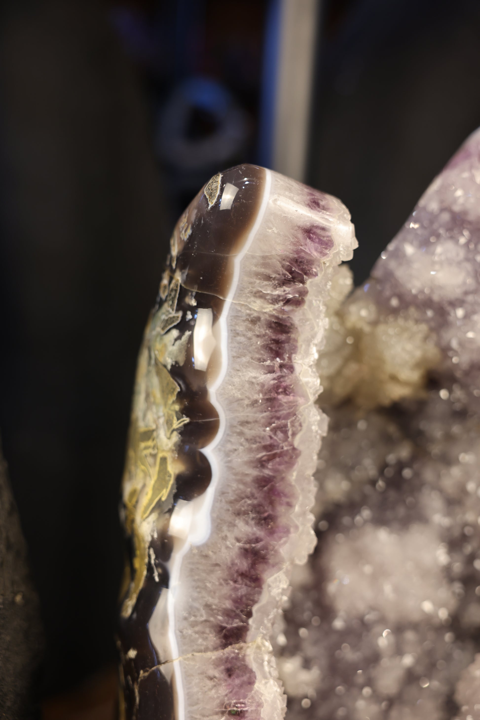 Amethyst Geode Uruguay 68,2 kg helle Kristalle mit Achatrand polierte Außenkante Naturstein Unikat